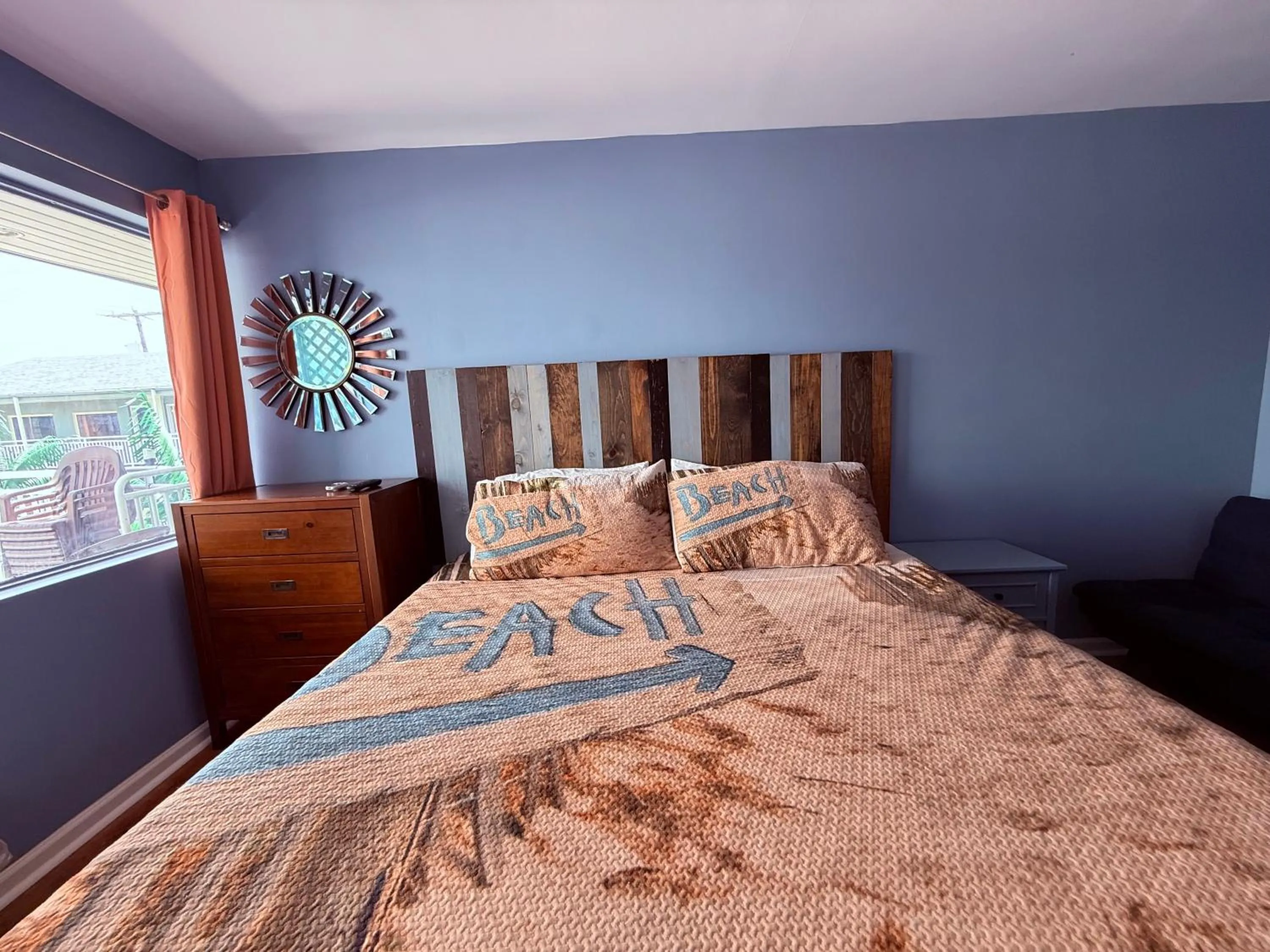 Photo of the whole room, Bed in Twilight Motel