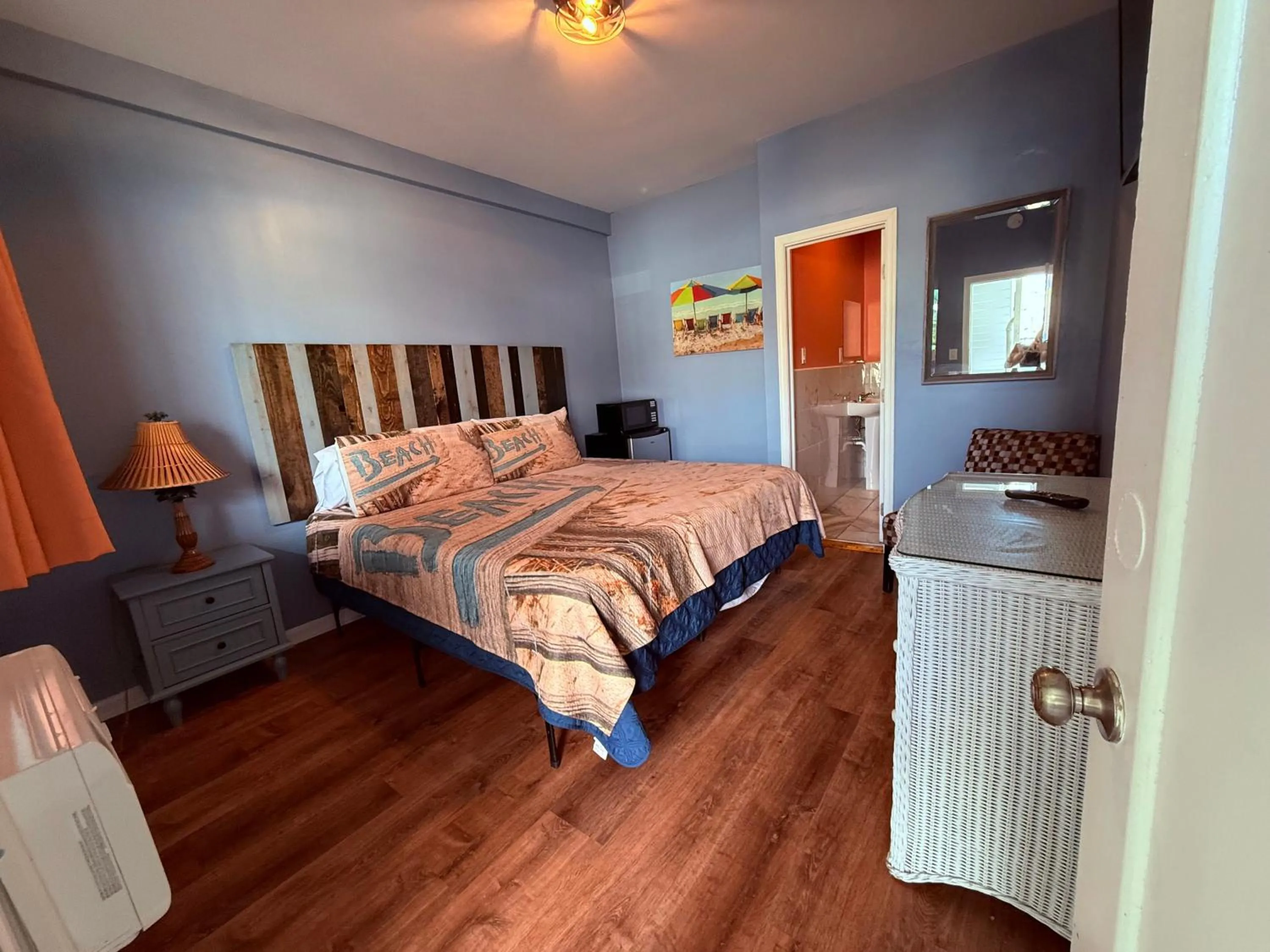 Photo of the whole room, Bed in Twilight Motel