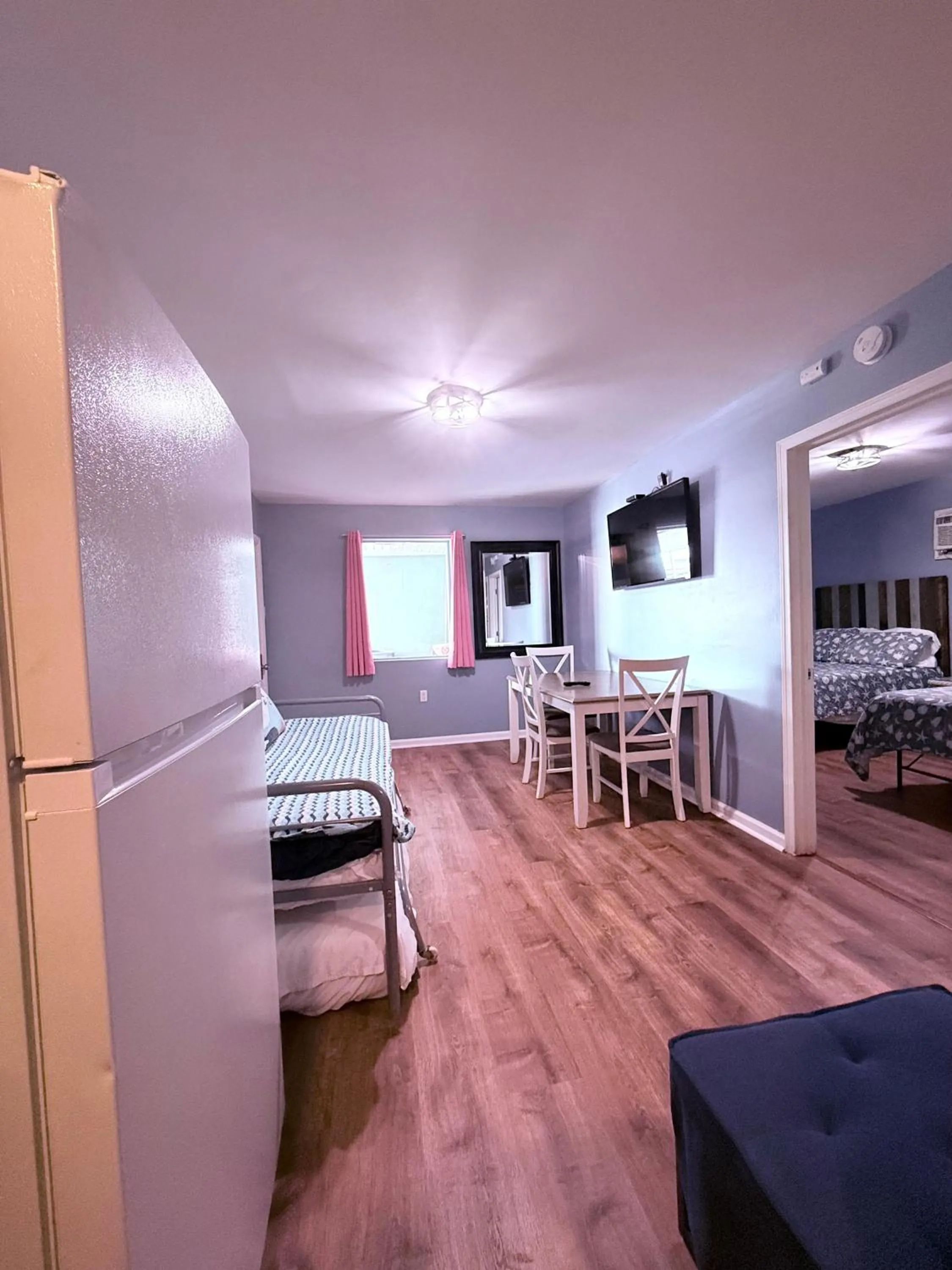 Living room, Bed in Twilight Motel