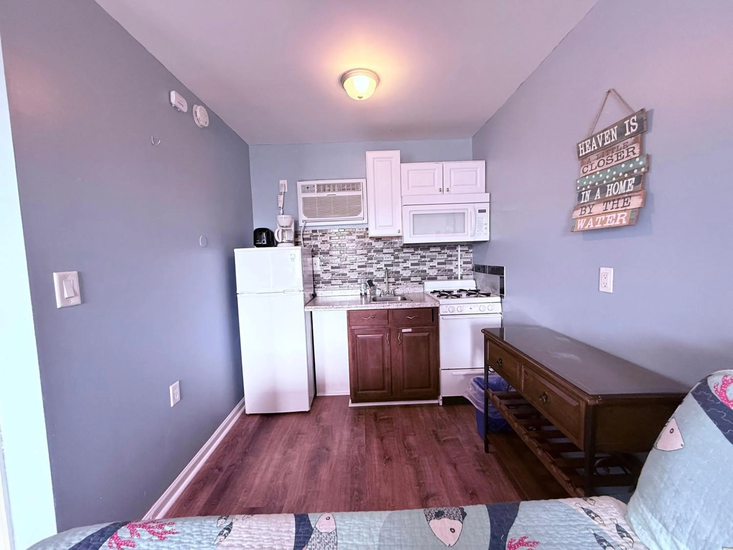 Kitchen or kitchenette in Twilight Motel