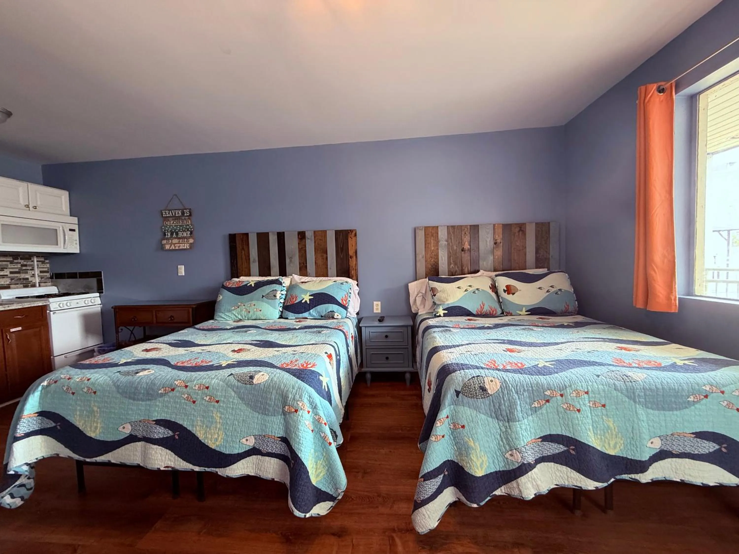 Kitchen or kitchenette, Bed in Twilight Motel