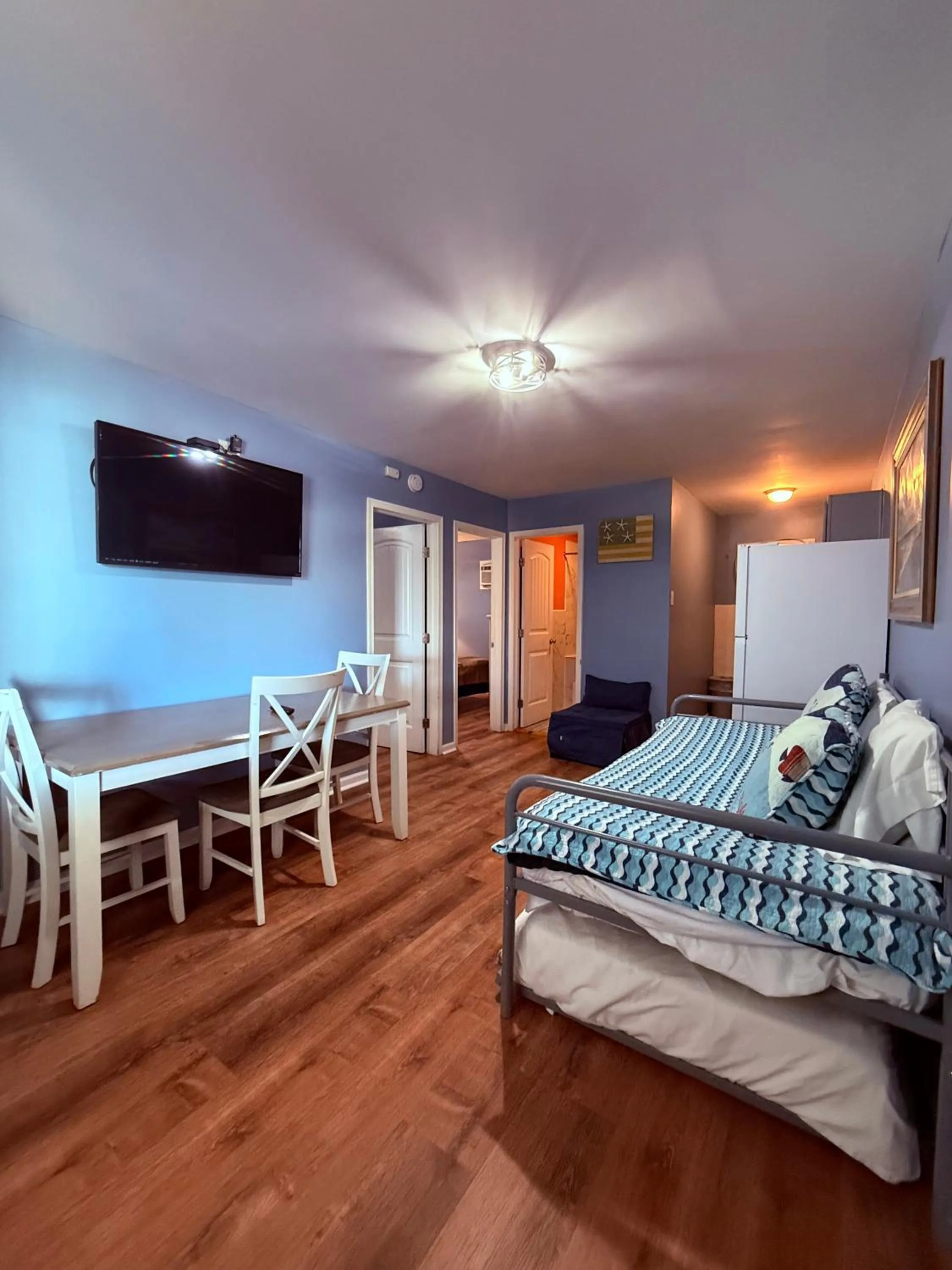 Living room, Bed in Twilight Motel