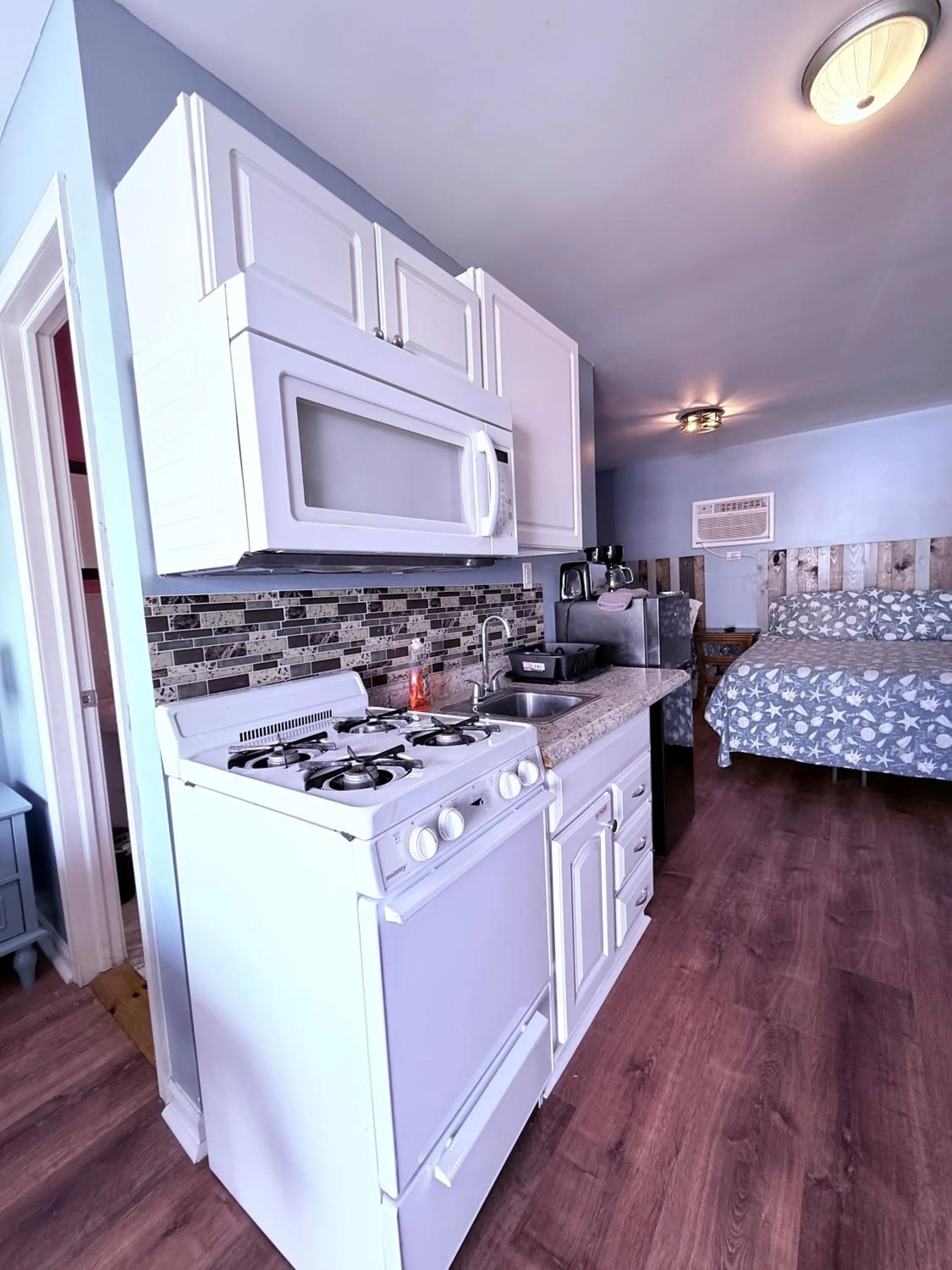 Kitchen or kitchenette, Bed in Twilight Motel