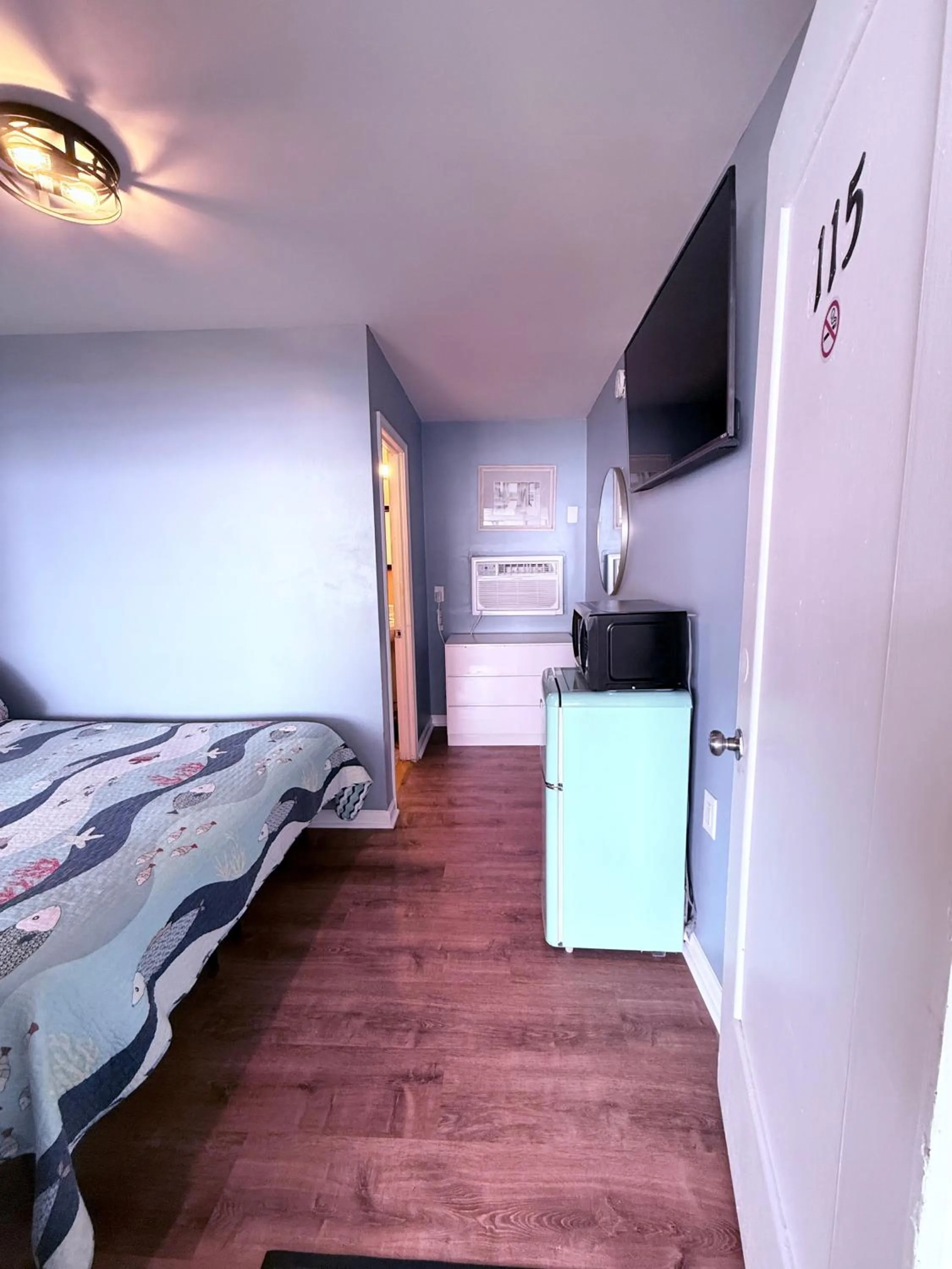 Photo of the whole room, Bed in Twilight Motel