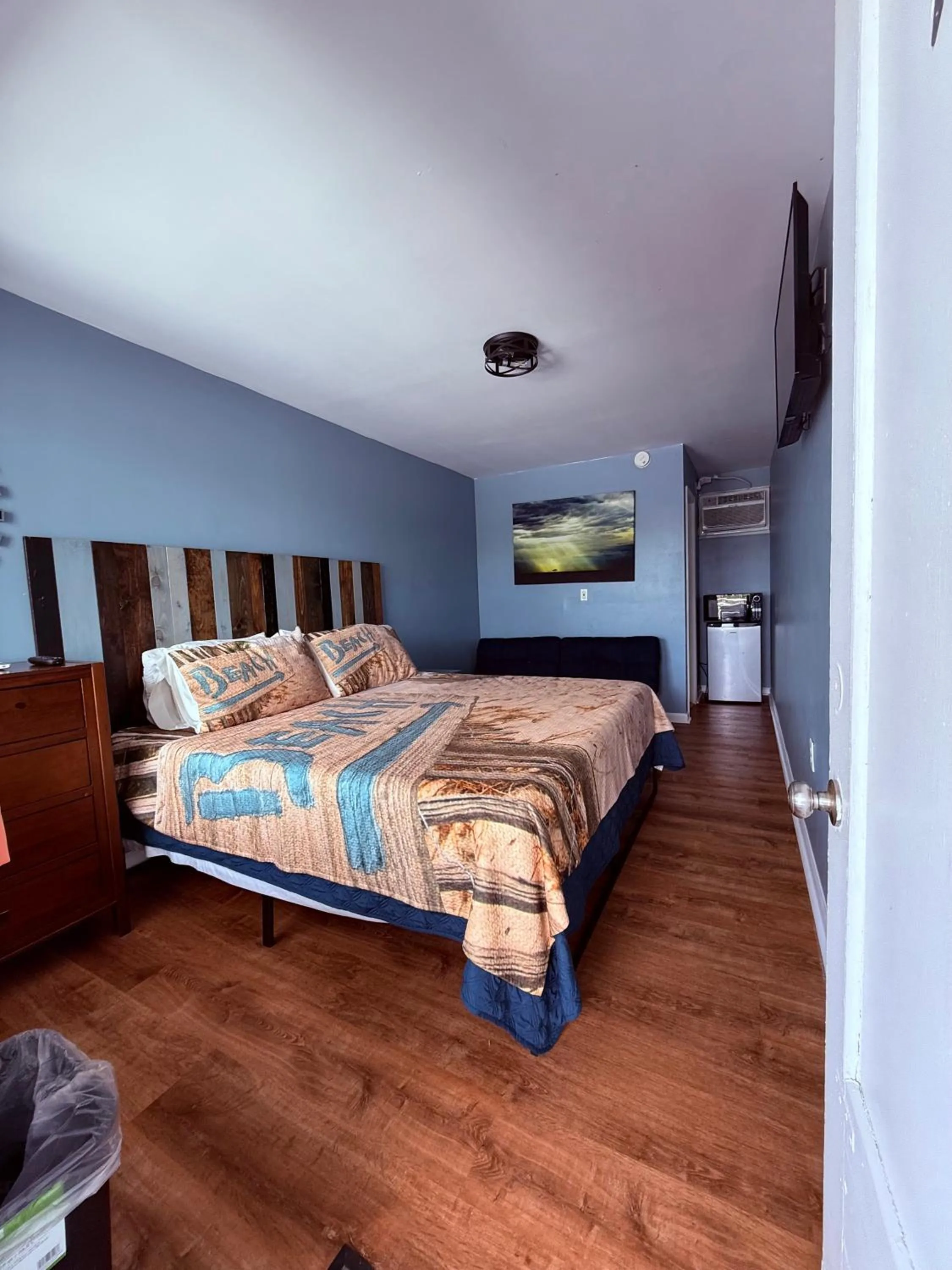 Photo of the whole room, Bed in Twilight Motel