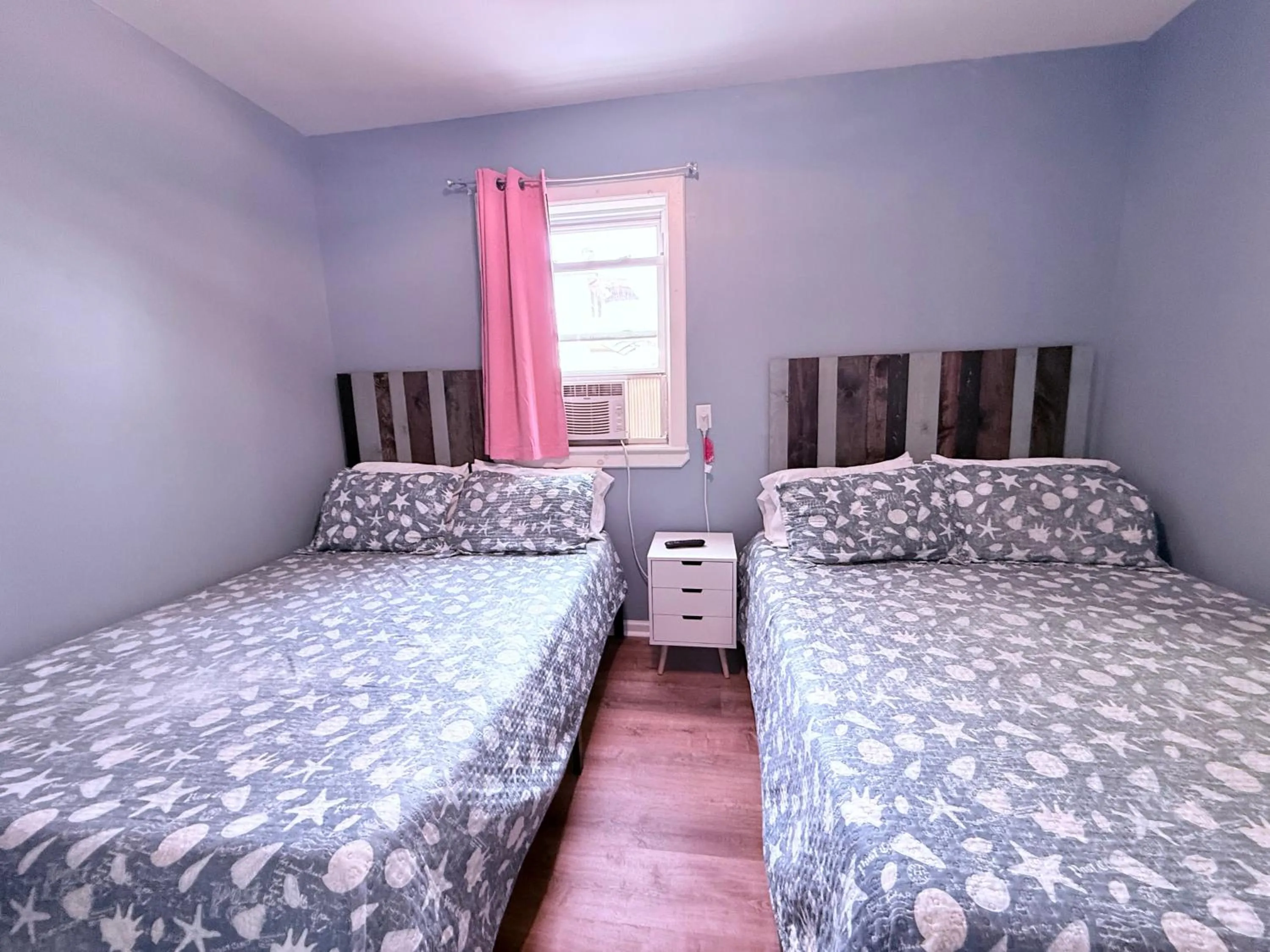 Bedroom, Bed in Twilight Motel