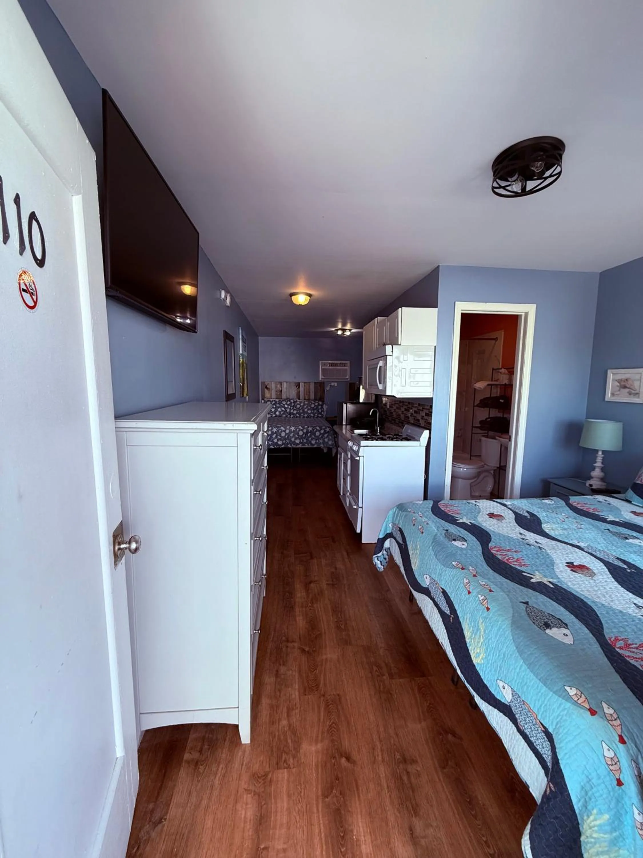 Kitchen or kitchenette, Bed in Twilight Motel