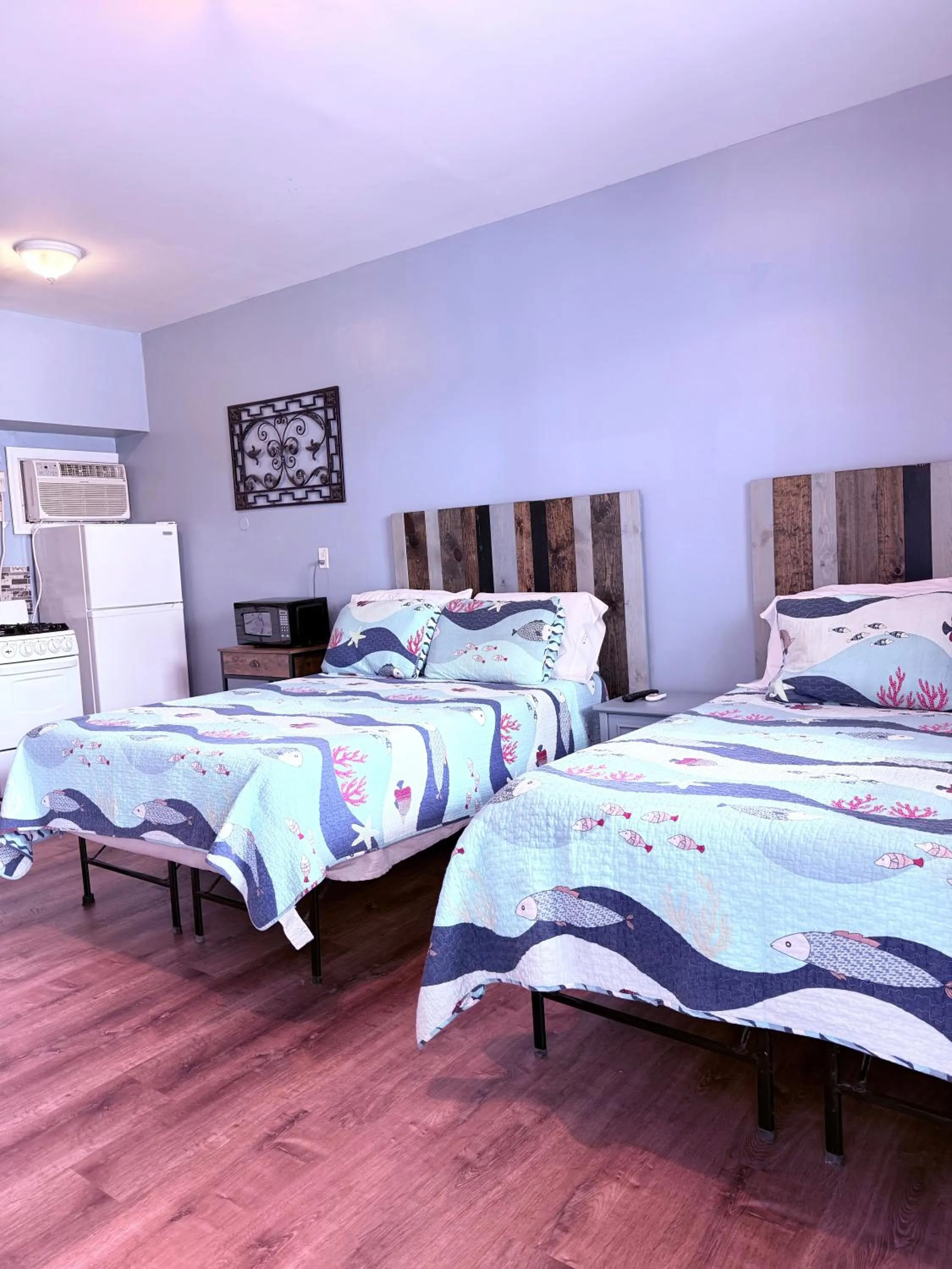 Kitchen or kitchenette, Bed in Twilight Motel