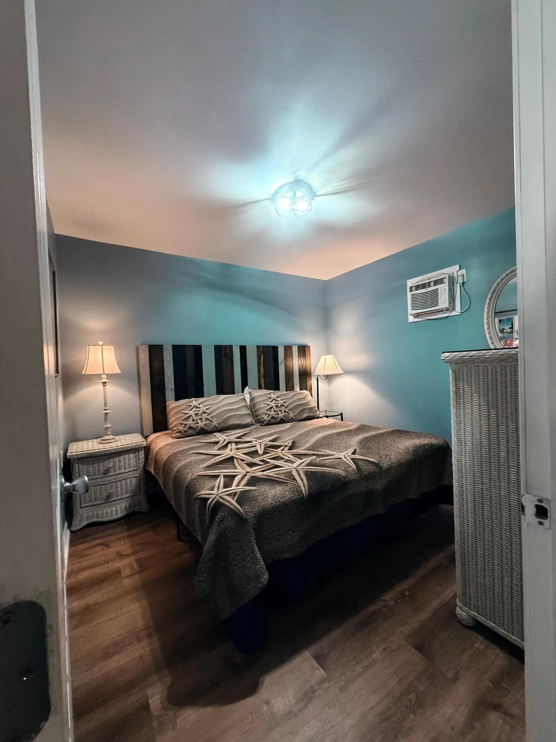 Bedroom, Bed in Twilight Motel