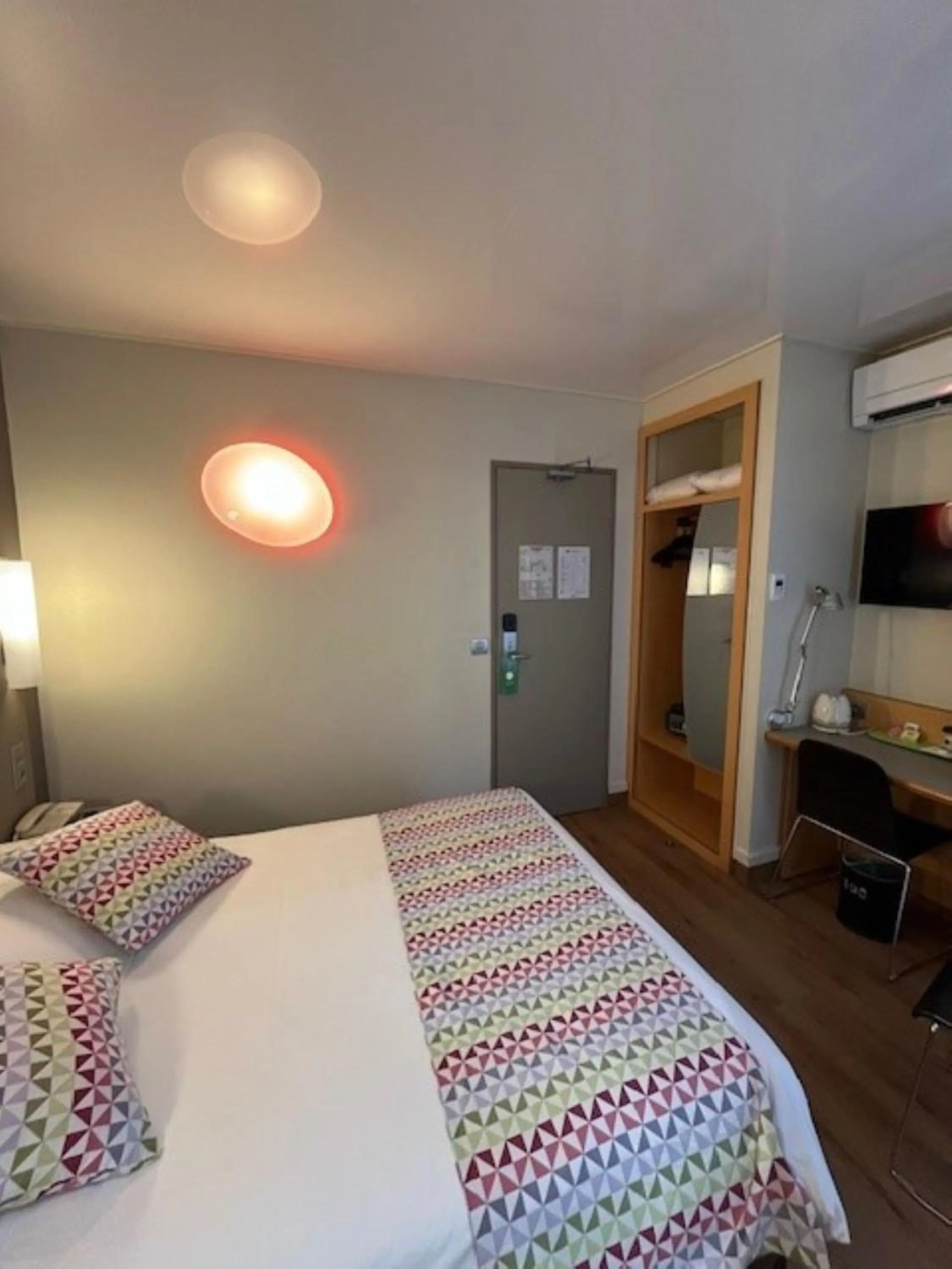 Bed in Campanile Paris 14 - Maine Montparnasse