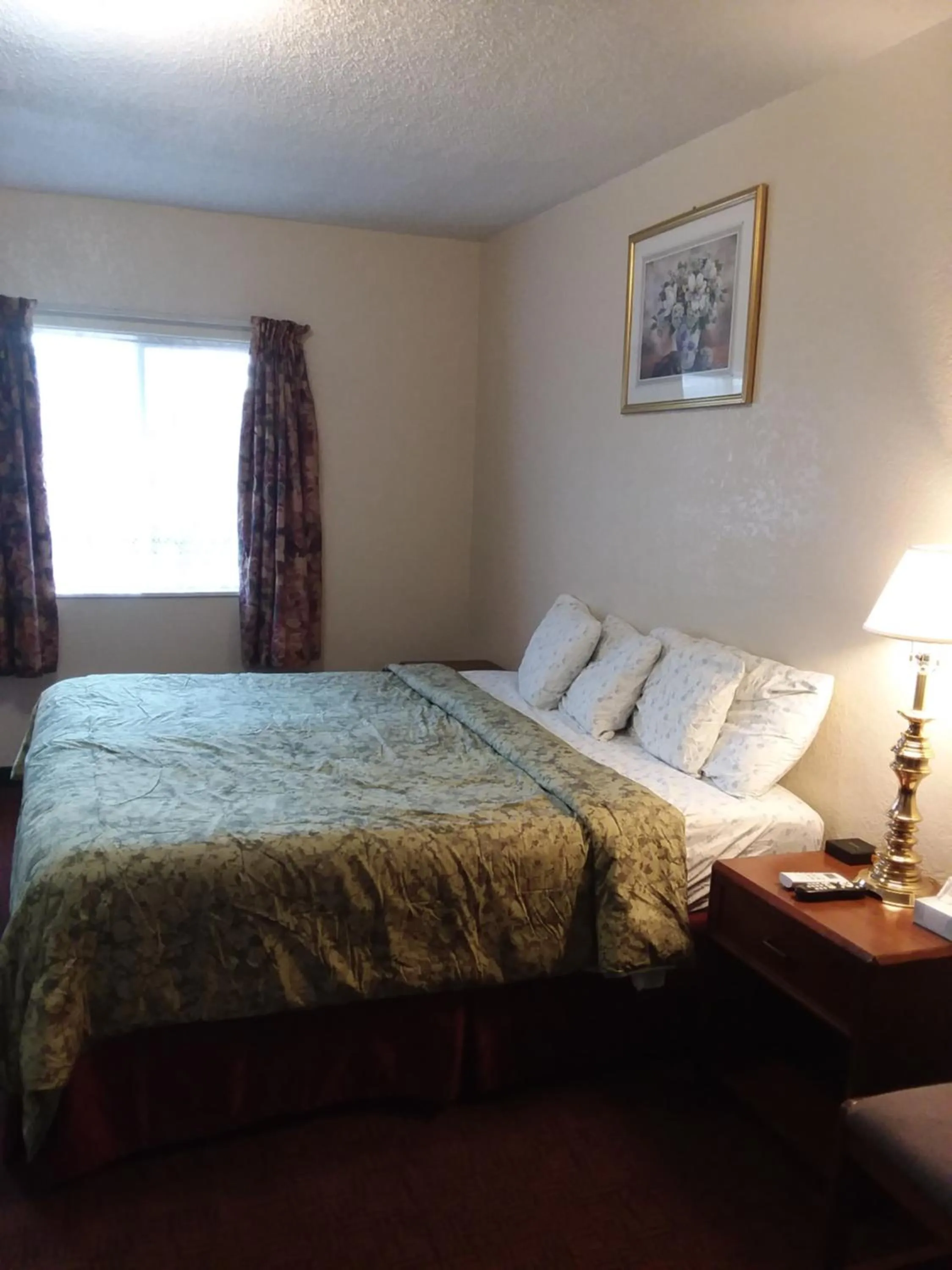 Photo of the whole room, Bed in Travel Inn