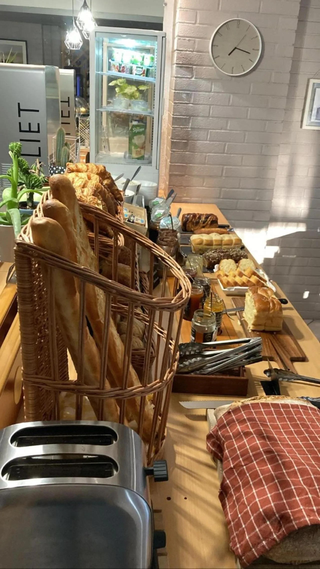 Restaurant/places to eat in Kyriad Hotel Montpellier Centre Antigone