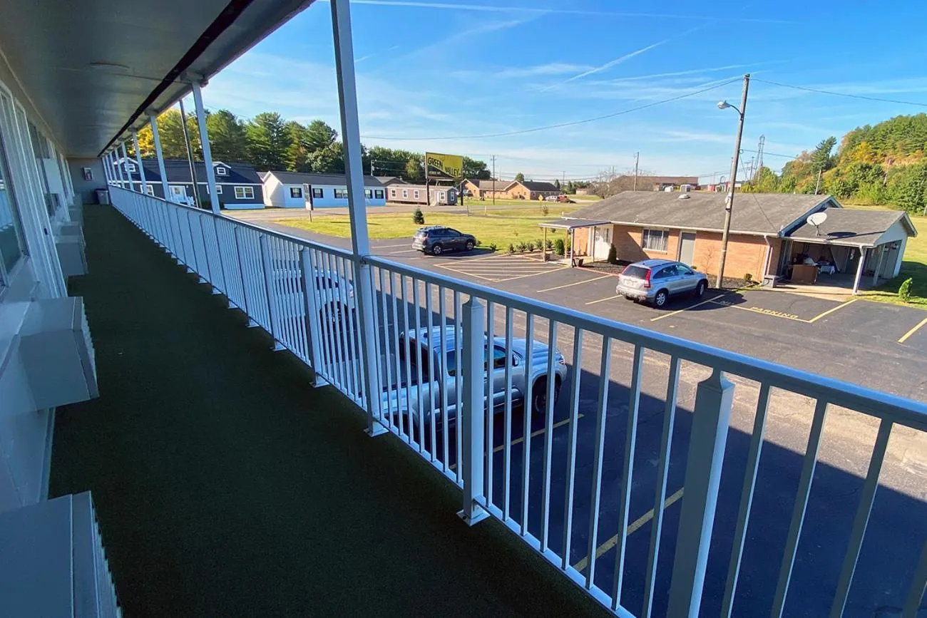 Property building, Balcony/Terrace in Budget Inn