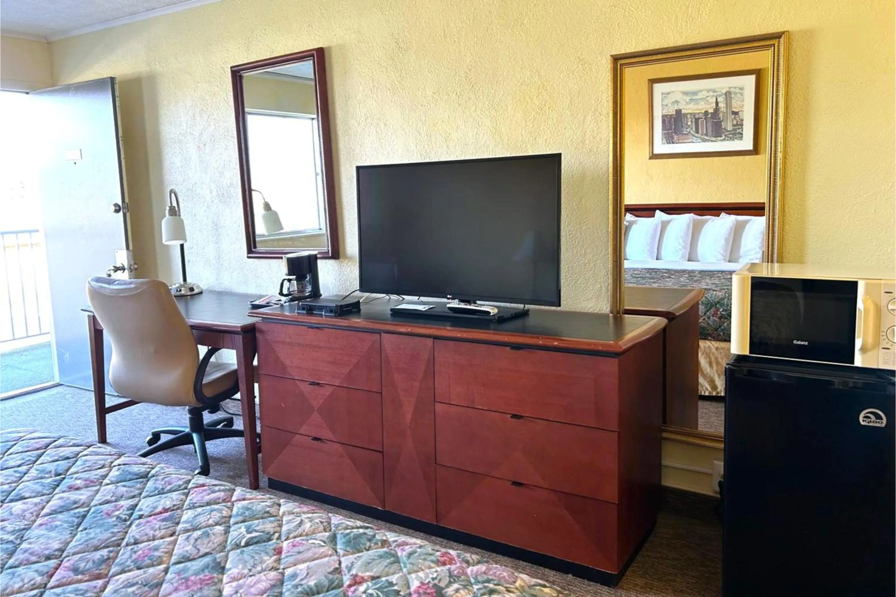 Bedroom in Lake Logan Inn Capital O Ohio