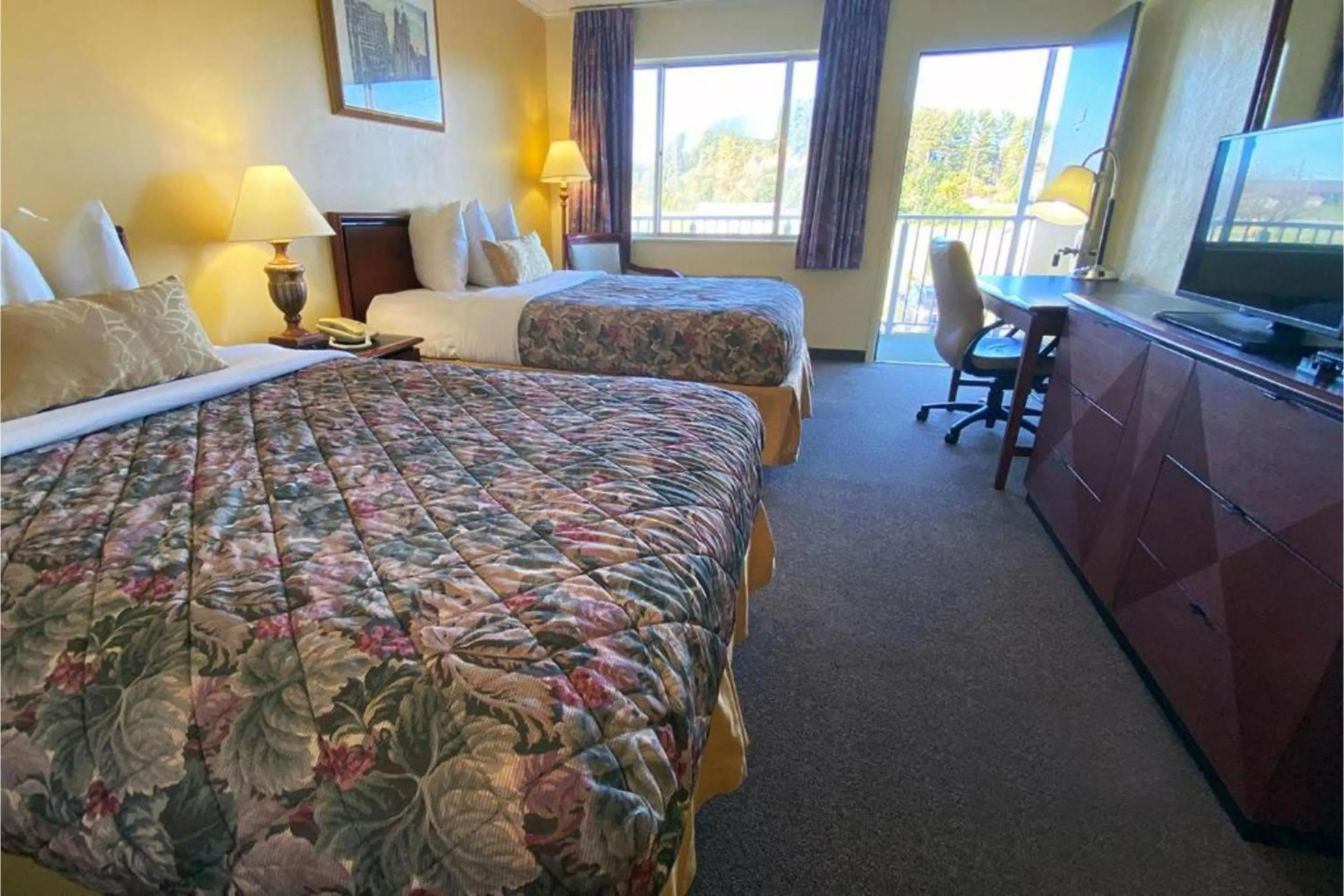 Bedroom, Bed in Lake Logan Inn Capital O Ohio