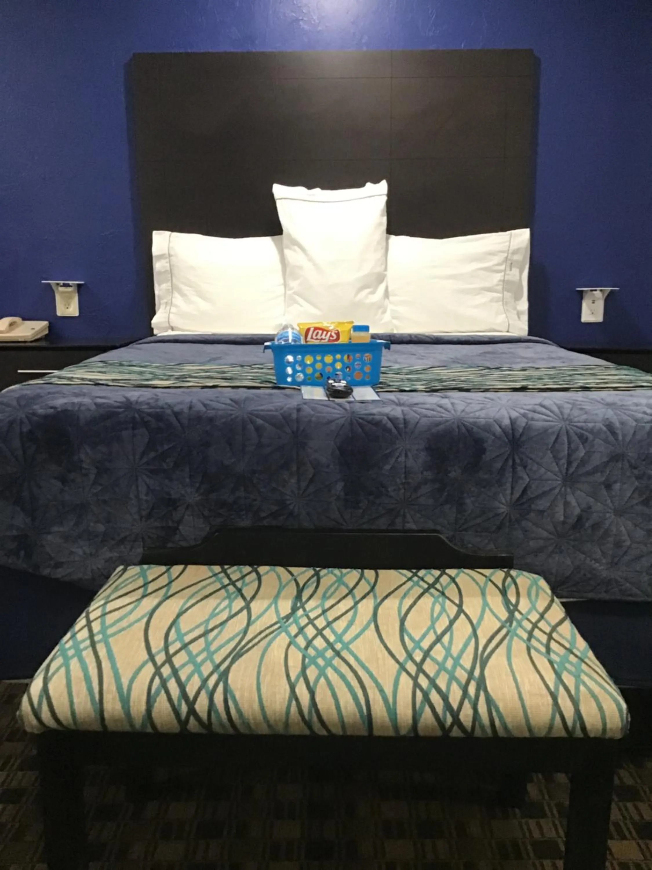 Bed in Budget Inn & Suites