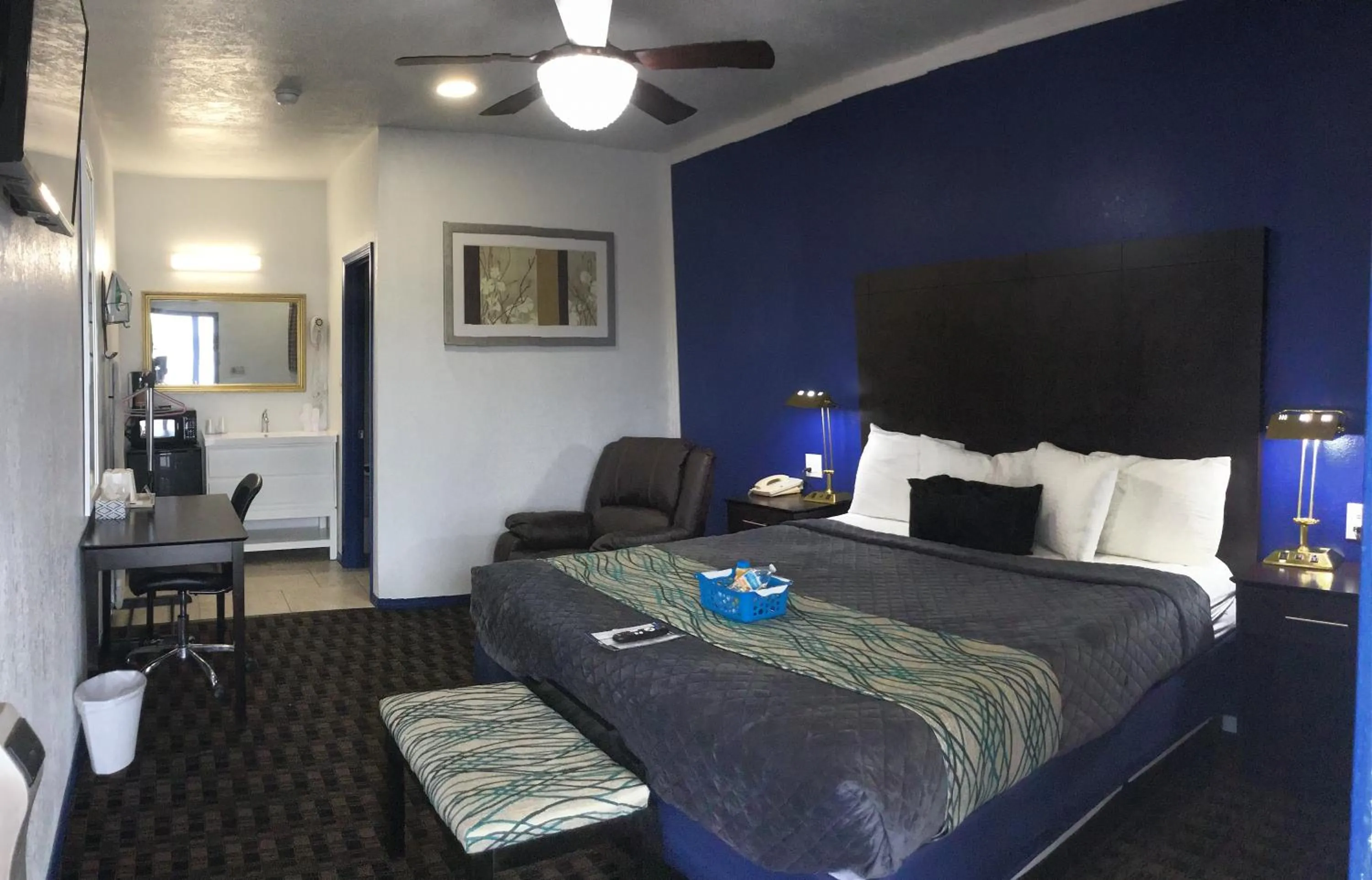 Bed in Budget Inn & Suites