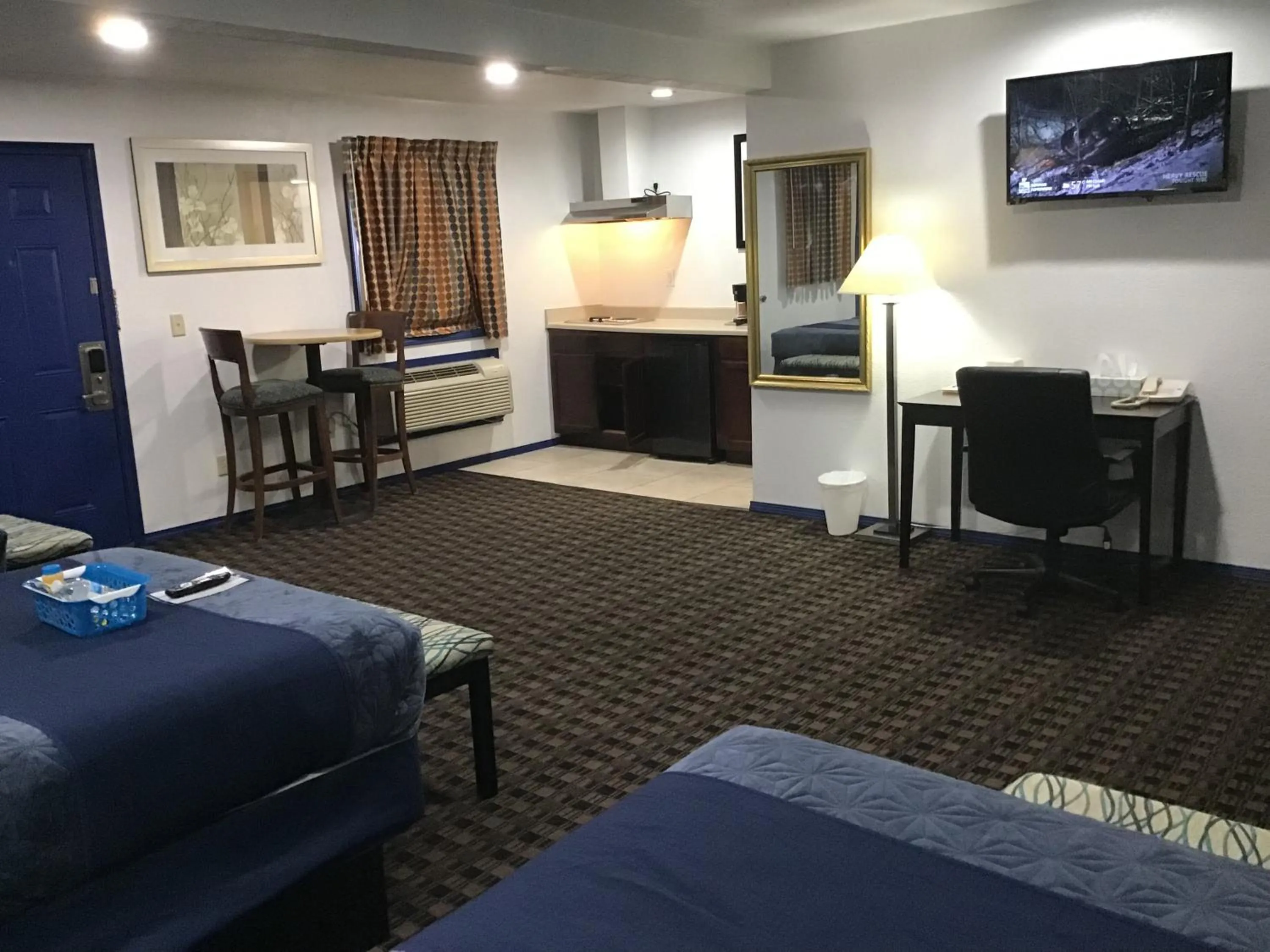 Bed in Budget Inn & Suites