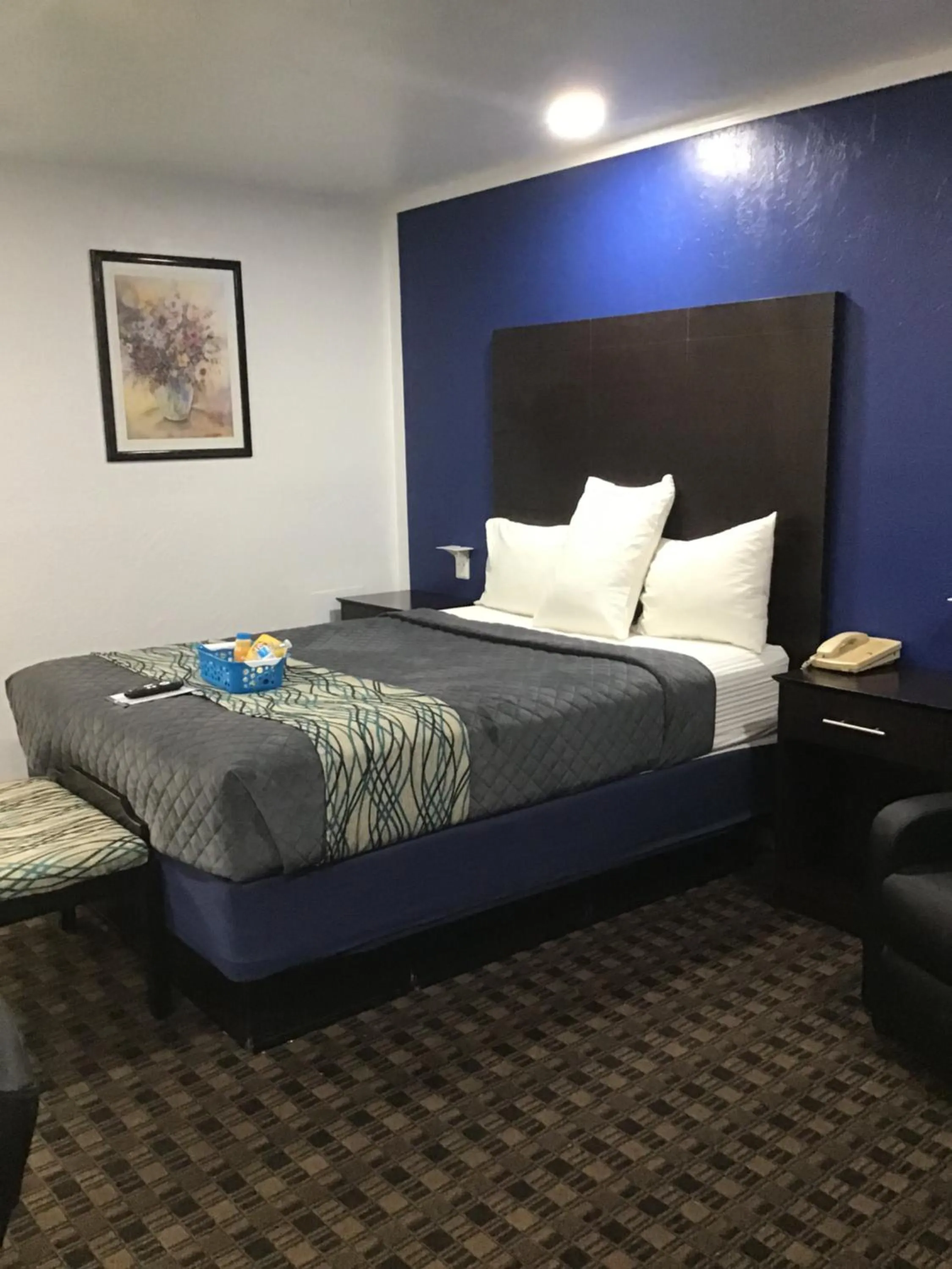 Bed in Budget Inn & Suites