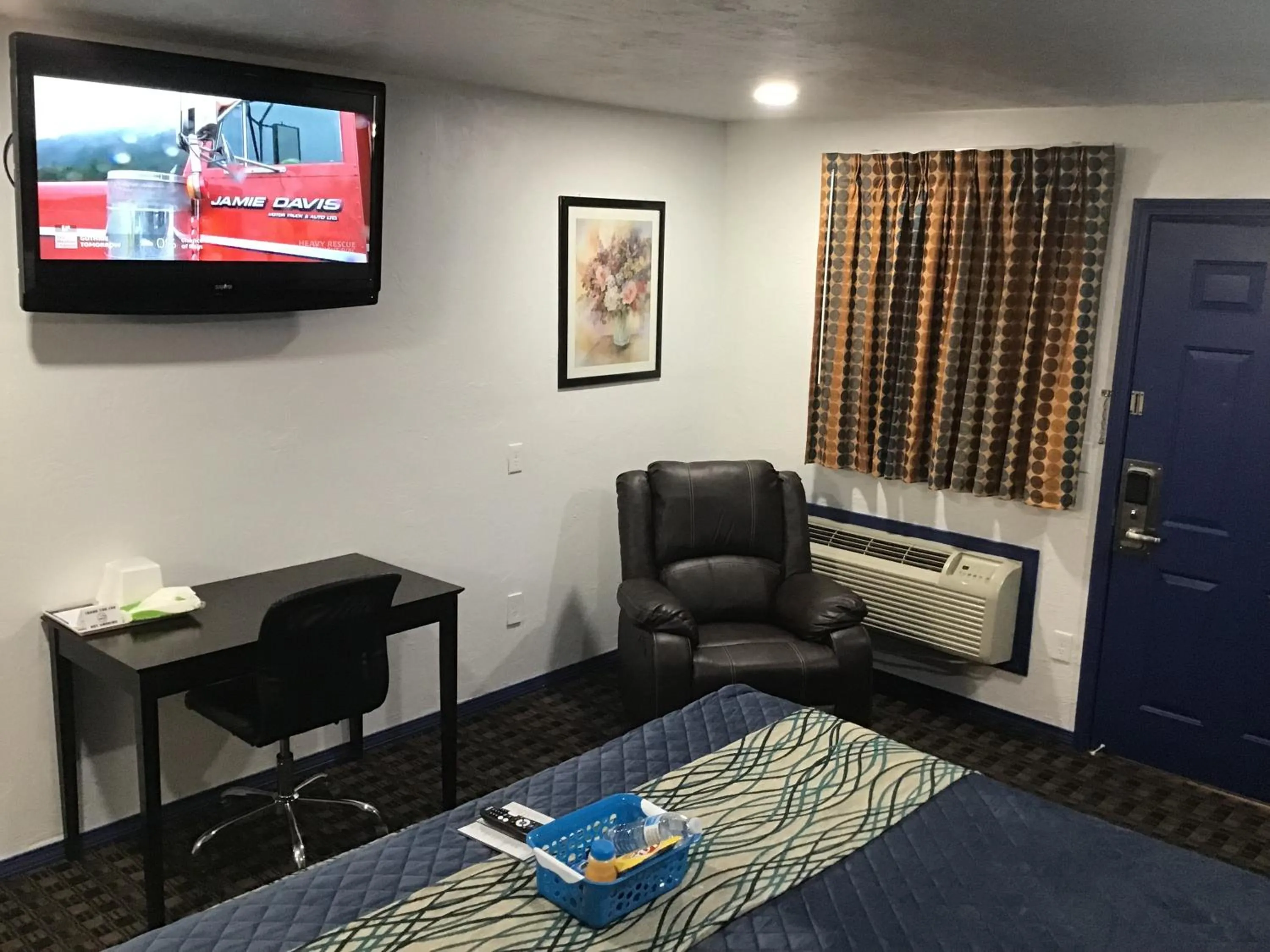 Bed in Budget Inn & Suites