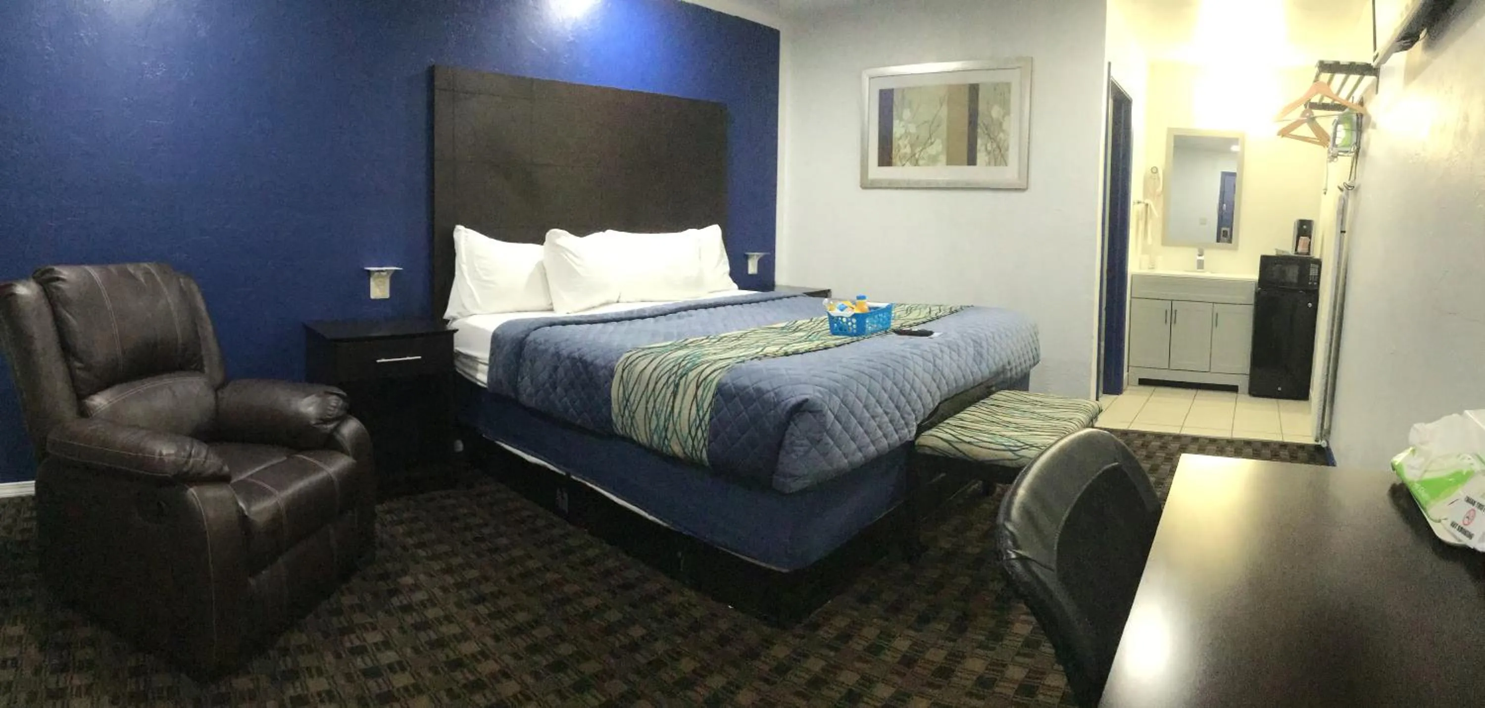 Bed in Budget Inn & Suites