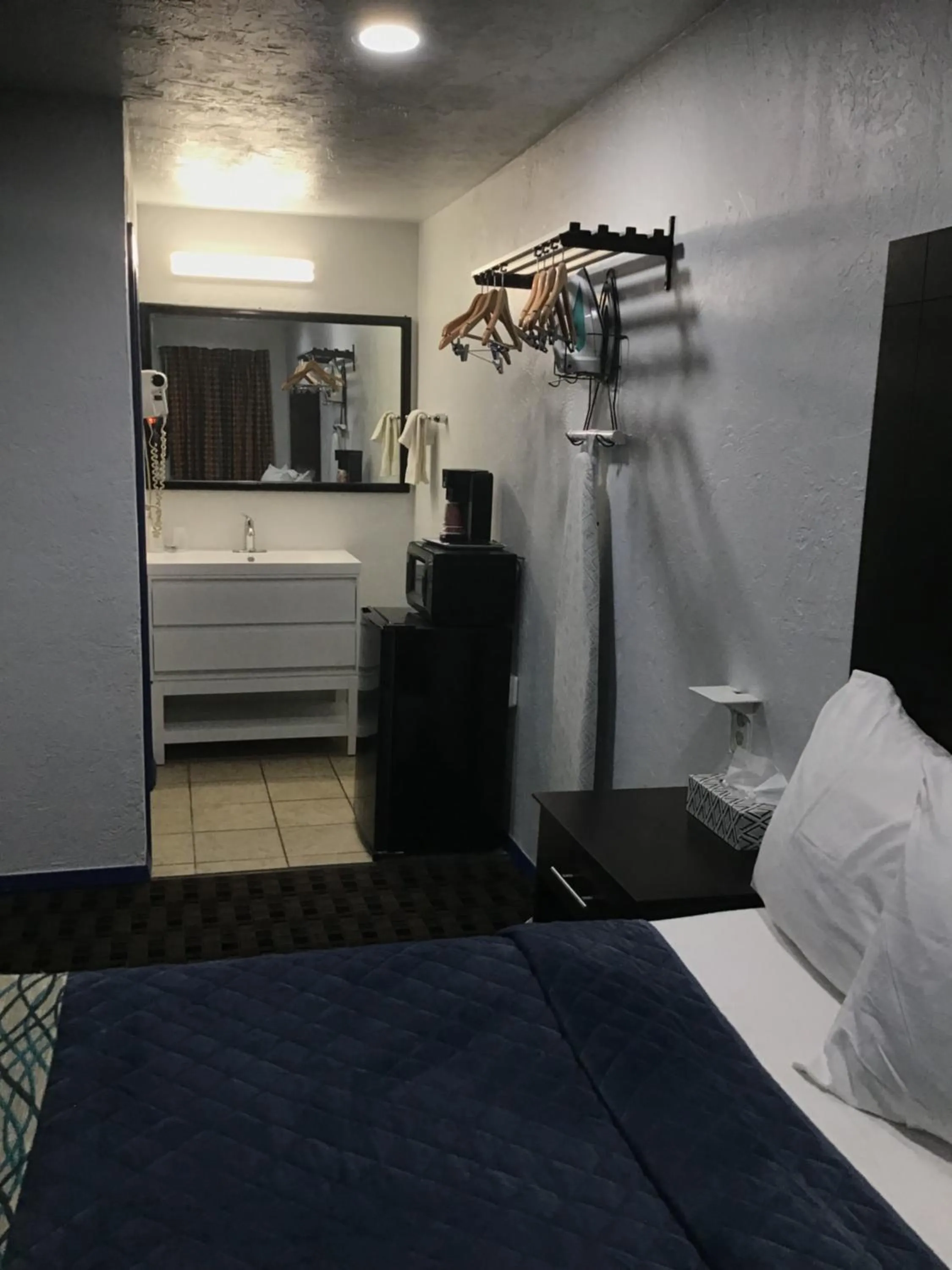 Bed in Budget Inn & Suites