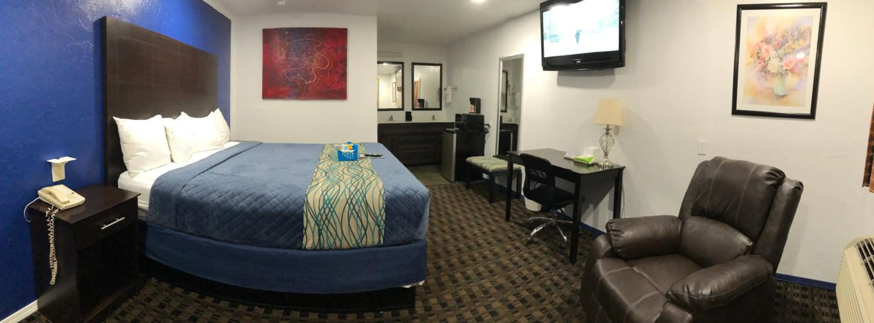 Bed in Budget Inn & Suites
