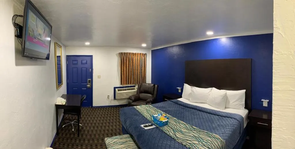 Bed in Budget Inn & Suites