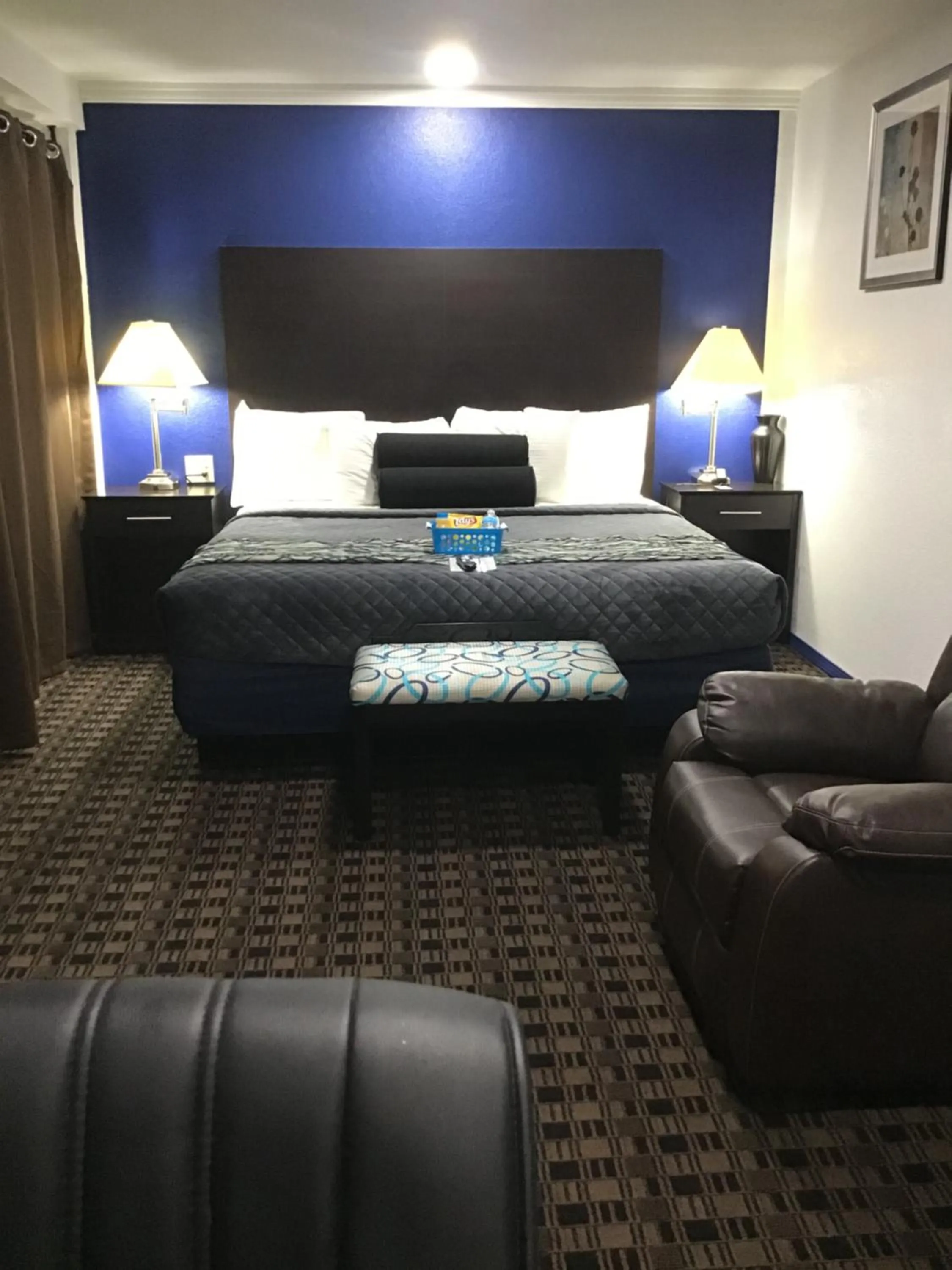 Bed in Budget Inn & Suites
