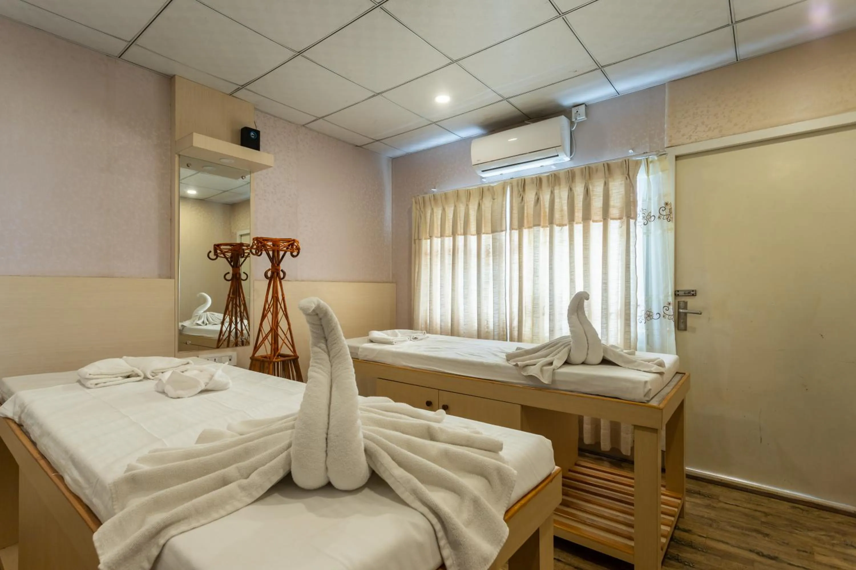 Spa and wellness centre/facilities, Bed in Hotel Sarathi