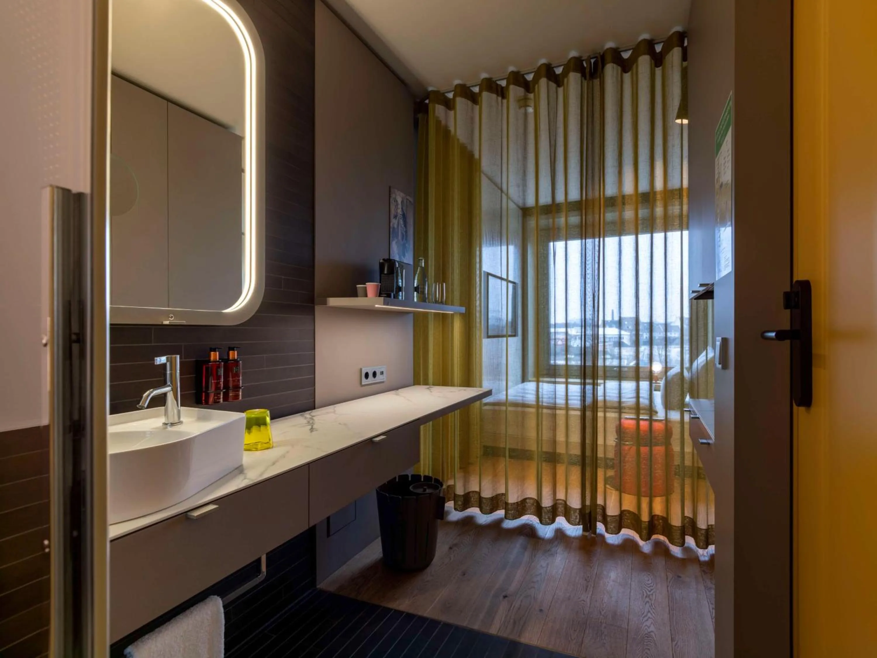 Bathroom, Bed in b'mine hotel Düsseldorf