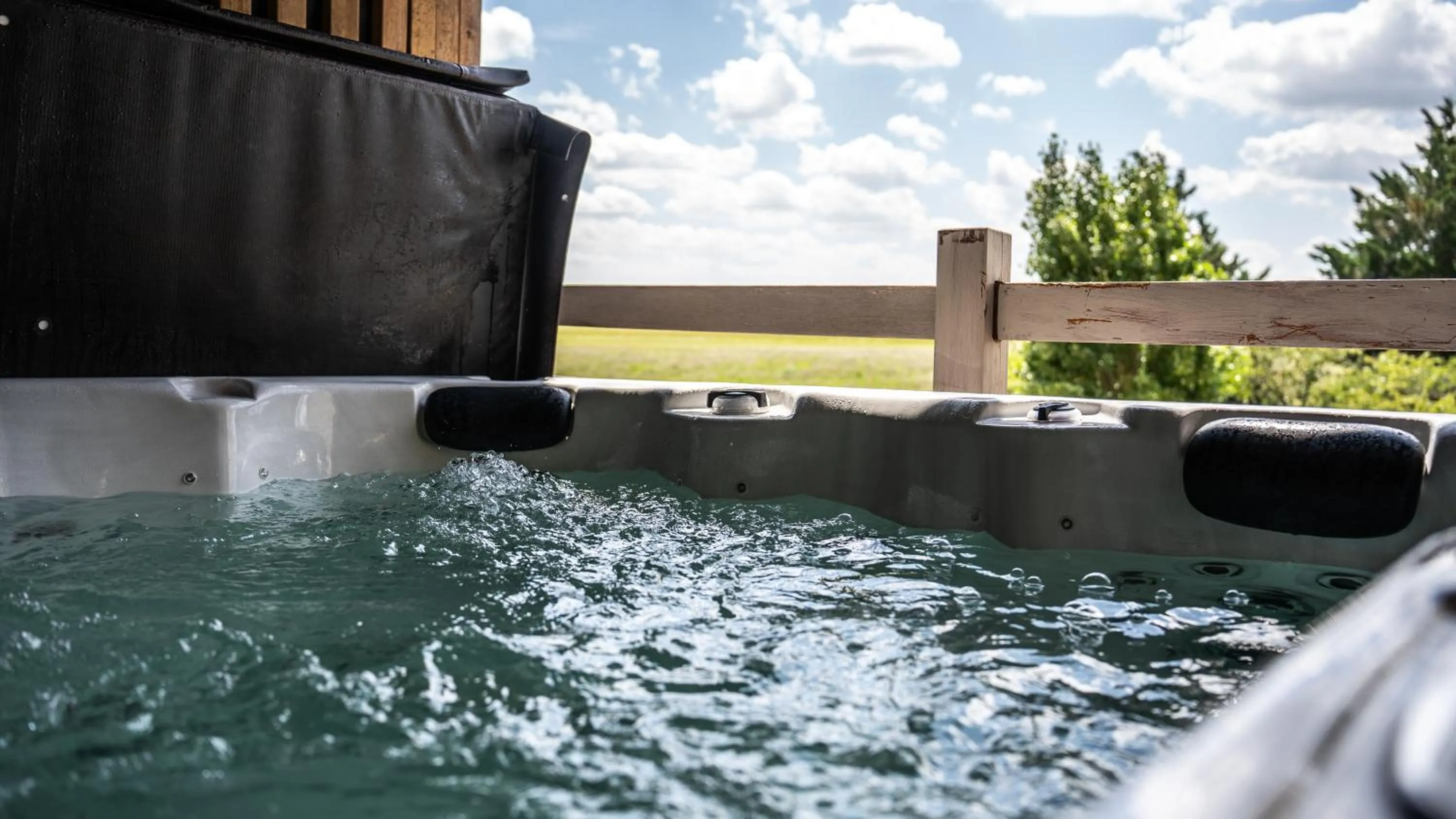 Hot Tub in Hôtel Parc Adélie - Logis Hôtels