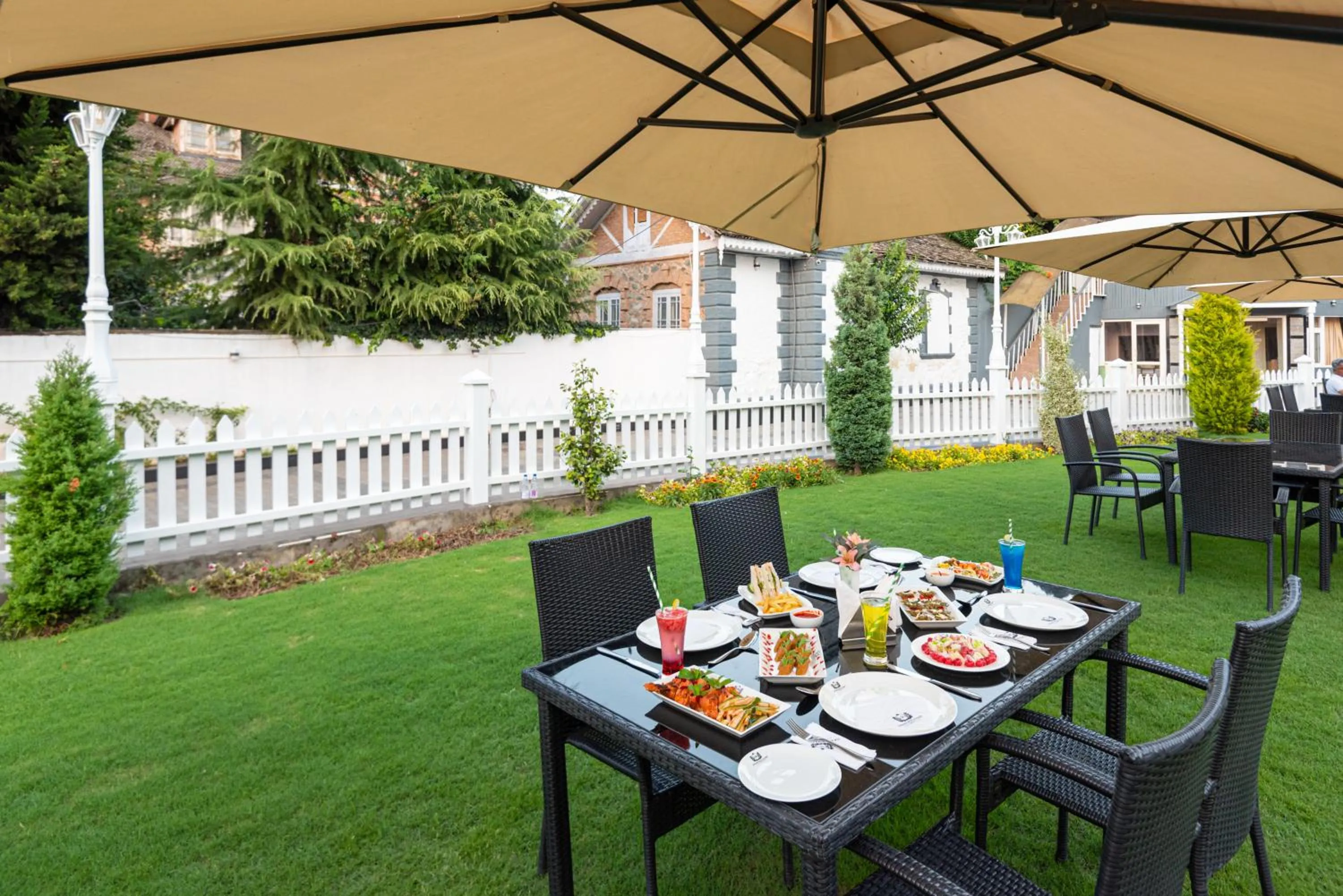 Restaurant/places to eat in Hotel Grand Boulevard Dal Lake View Srinagar