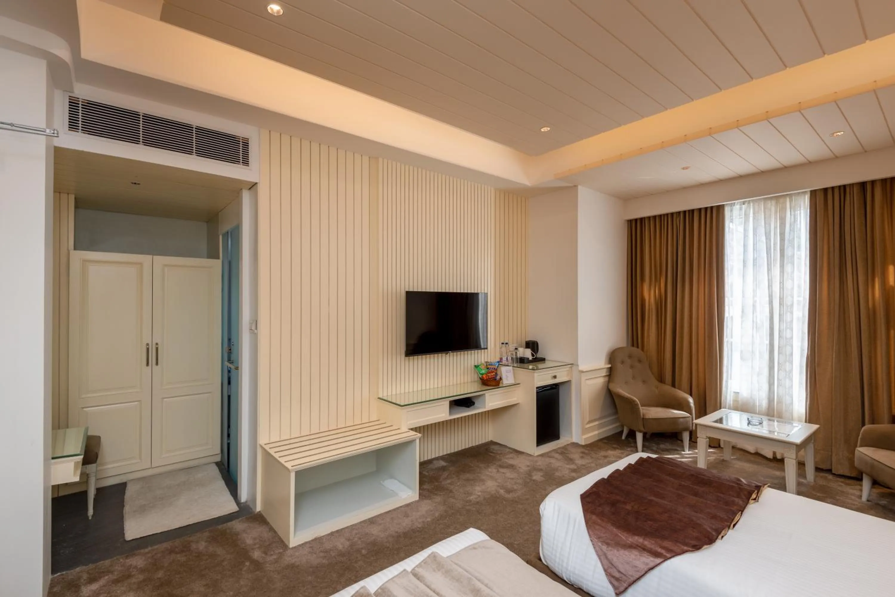 Bed in Hotel Grand Boulevard Dal Lake View Srinagar