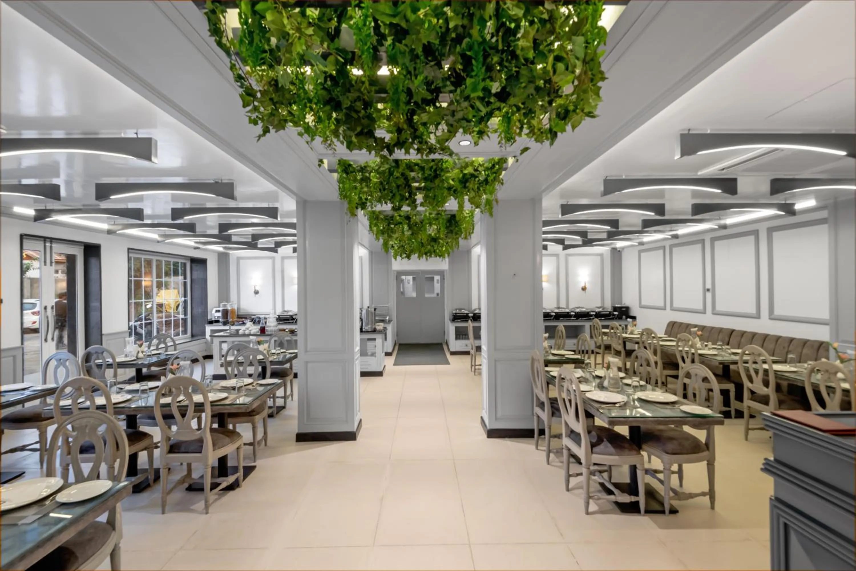 Restaurant/places to eat in Hotel Grand Boulevard Dal Lake View Srinagar