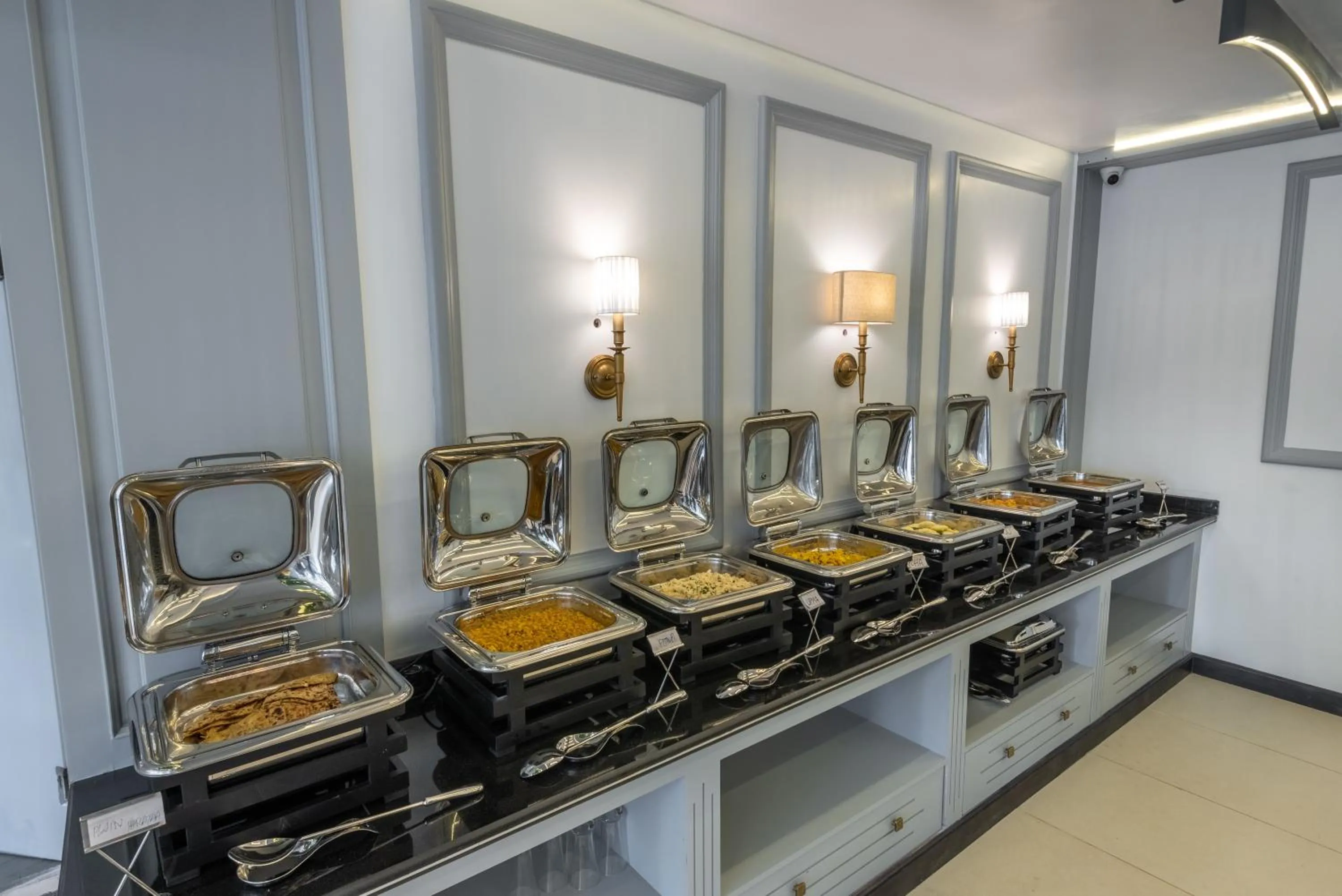 Restaurant/places to eat in Hotel Grand Boulevard Dal Lake View Srinagar