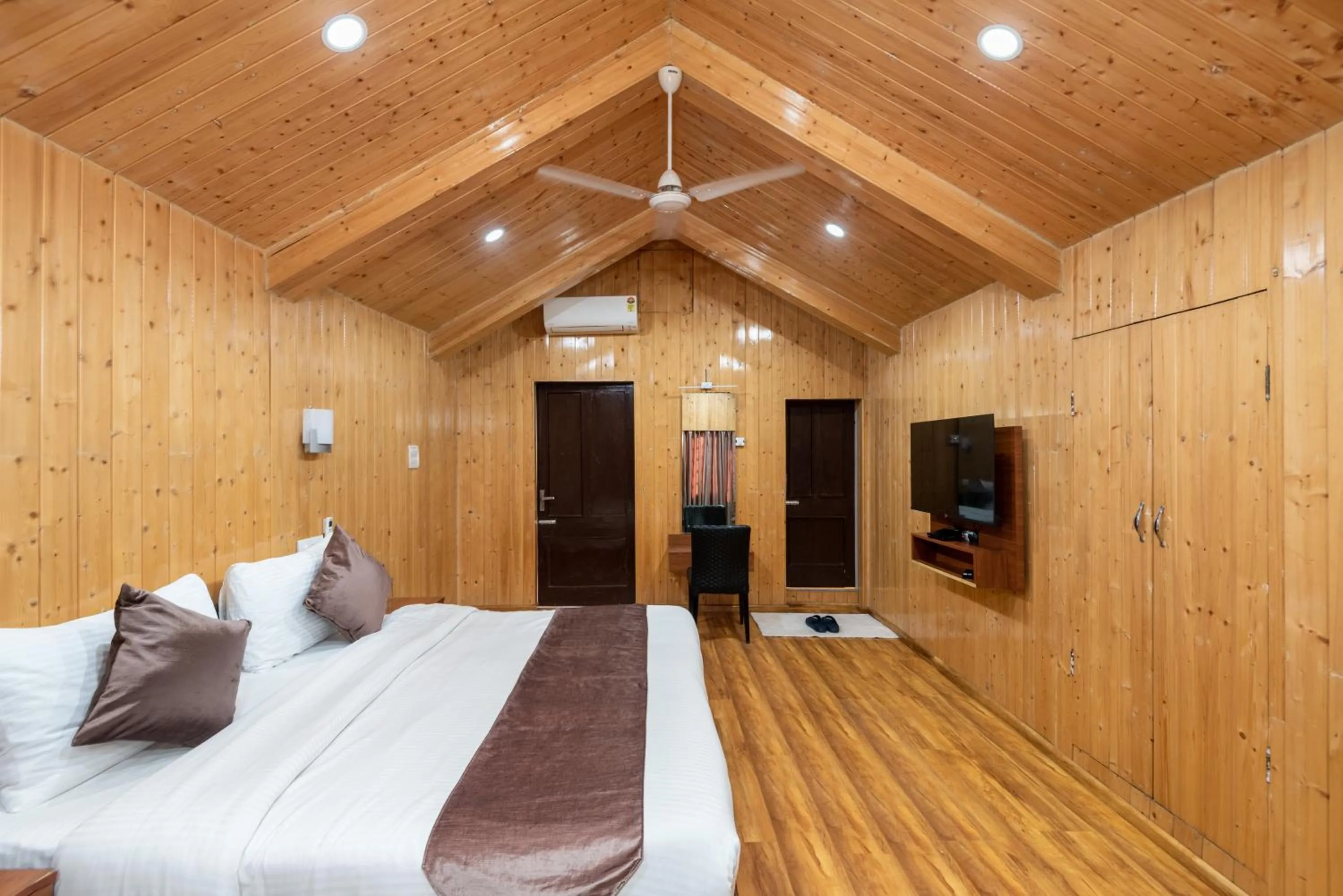 Bed in Hotel Grand Boulevard Dal Lake View Srinagar