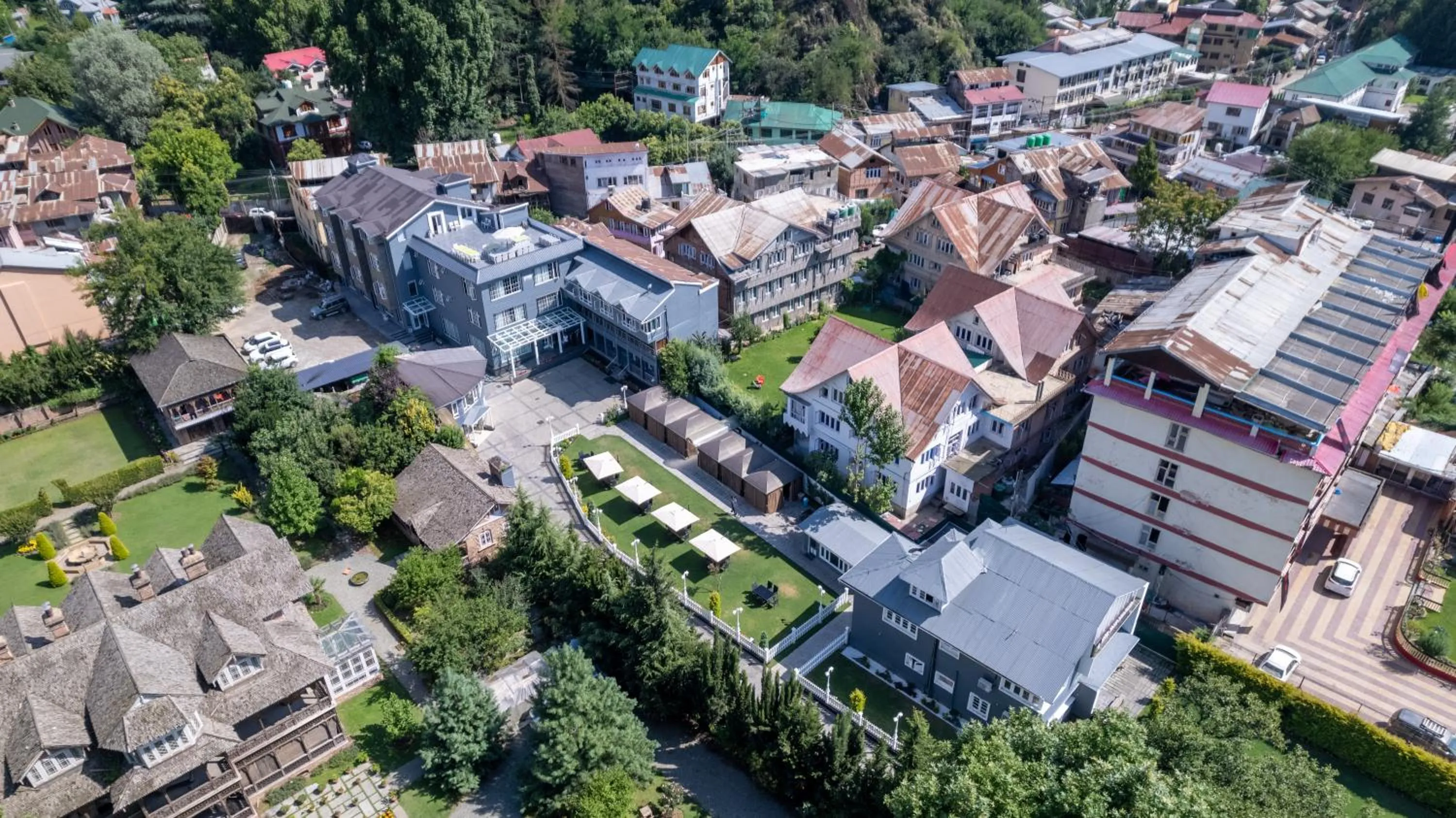 Property building in Hotel Grand Boulevard Dal Lake View Srinagar