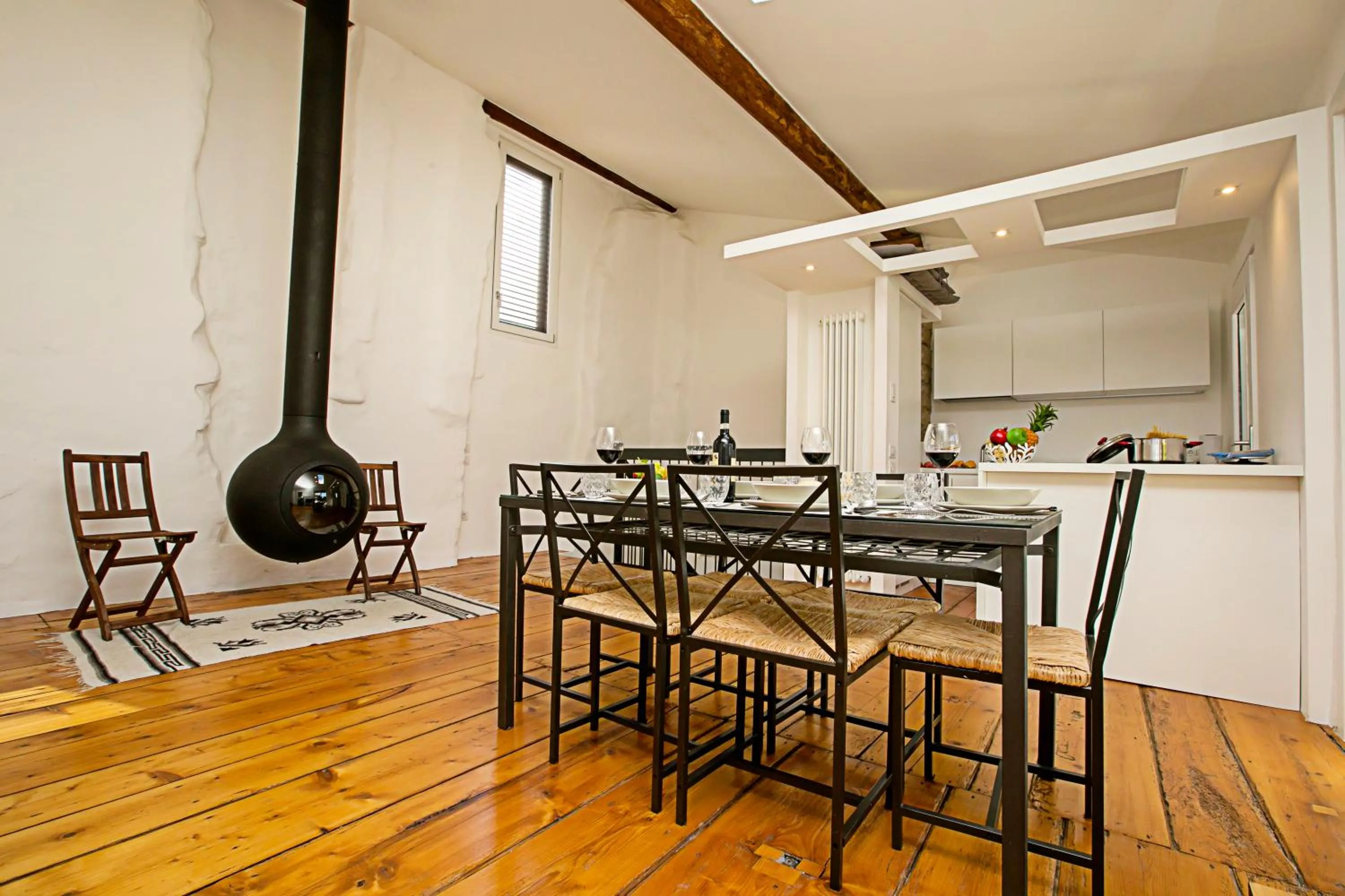 Dining area in Casa Alla Grotta - Happy Rentals