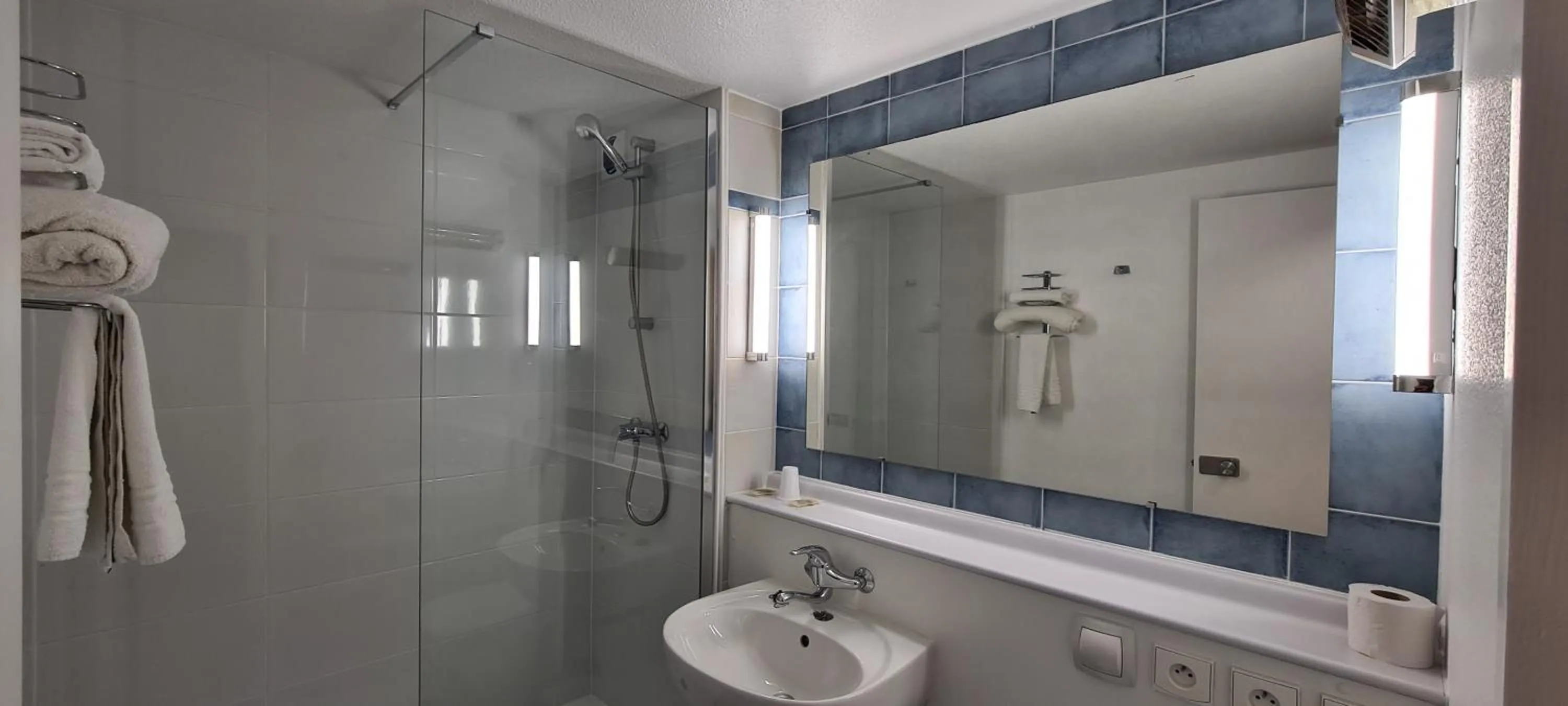 Bathroom in Kyriad Direct Nancy Sud -Vandoeuvre - Rénové