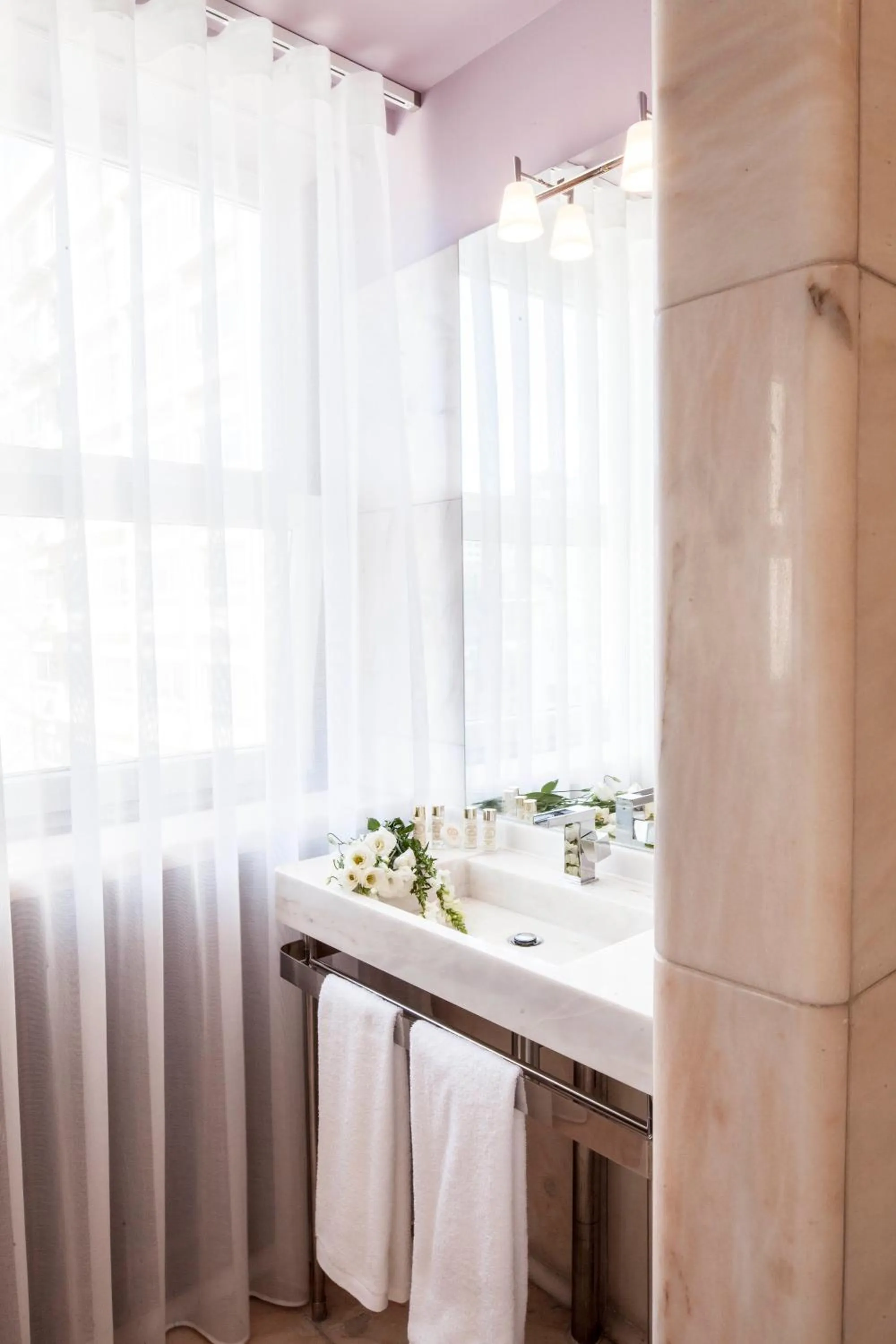 Bathroom in Luzeiros Suites