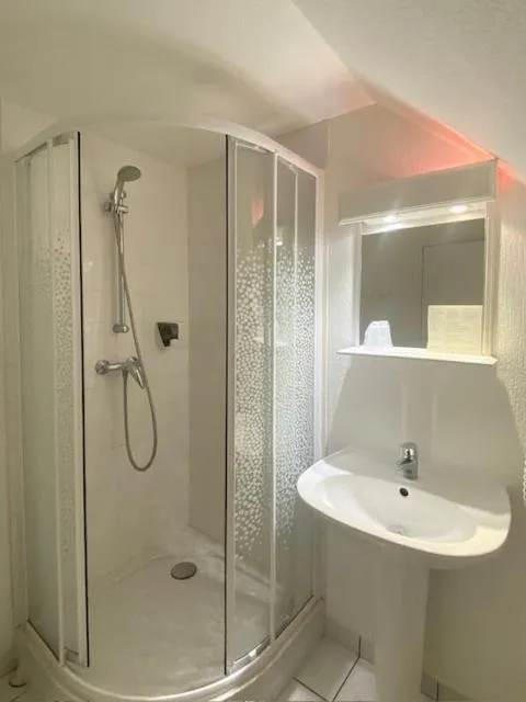 Shower in Hôtel La Tour des Anglais