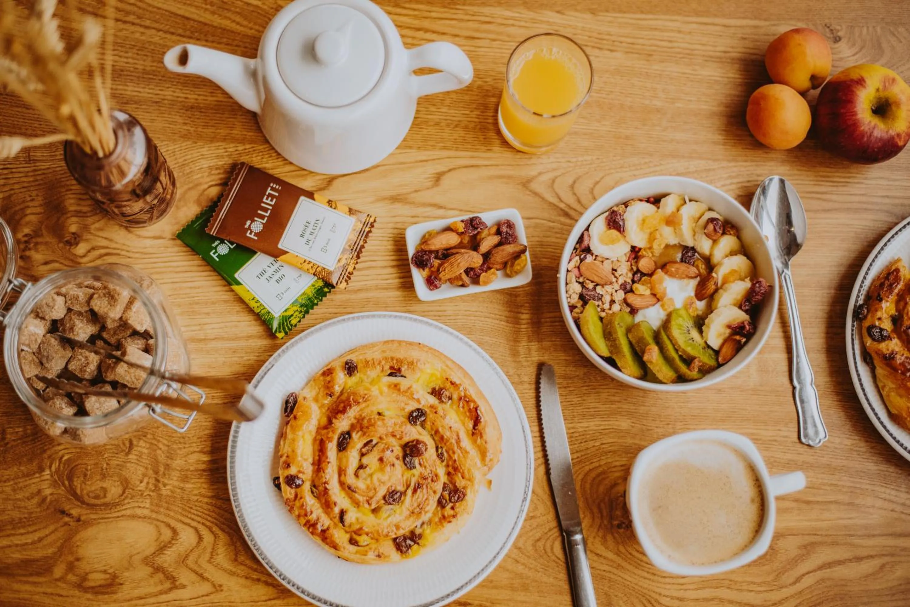 Breakfast in Hôtel La Tour des Anglais