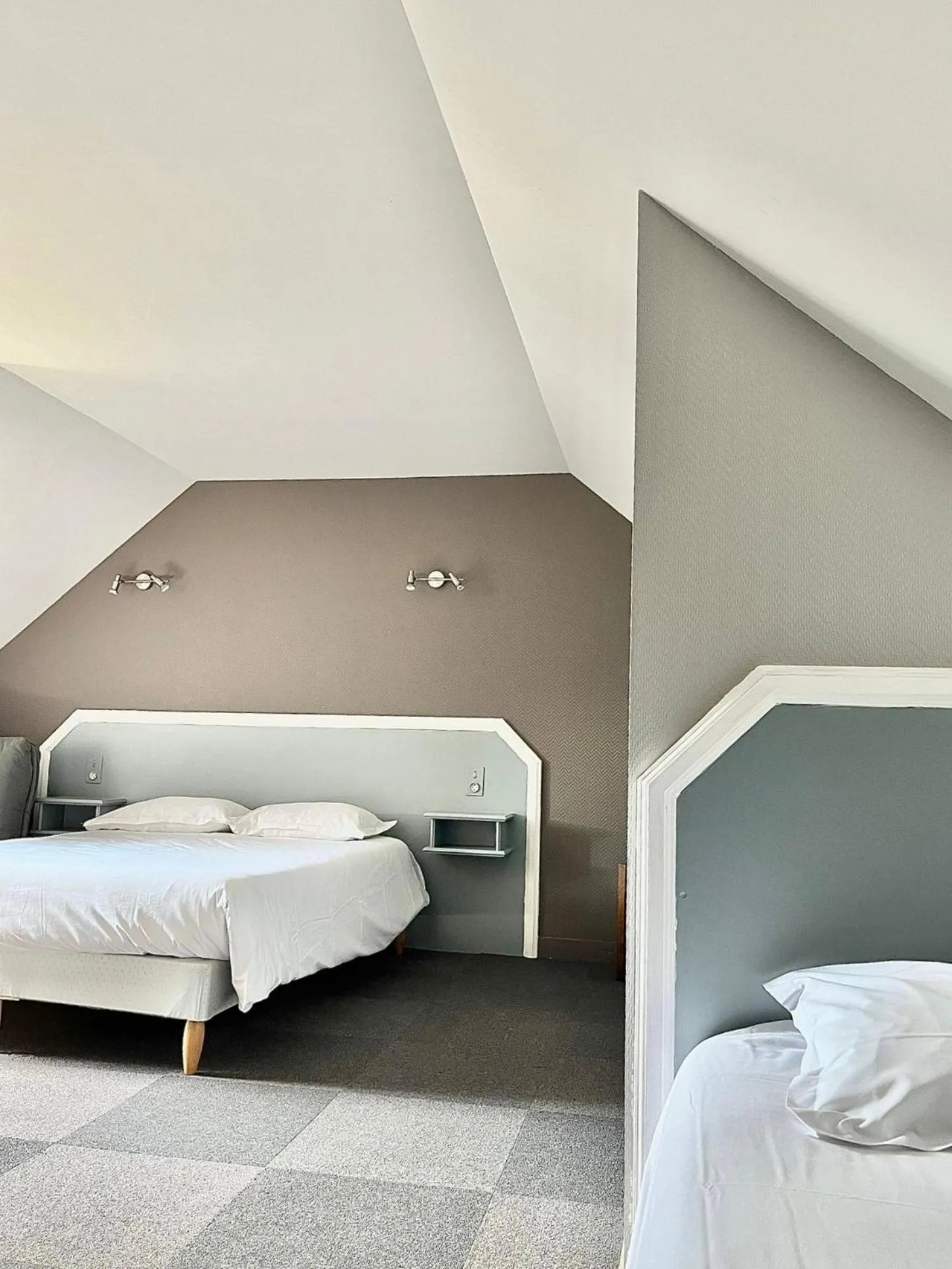 Bed in Hôtel La Tour des Anglais