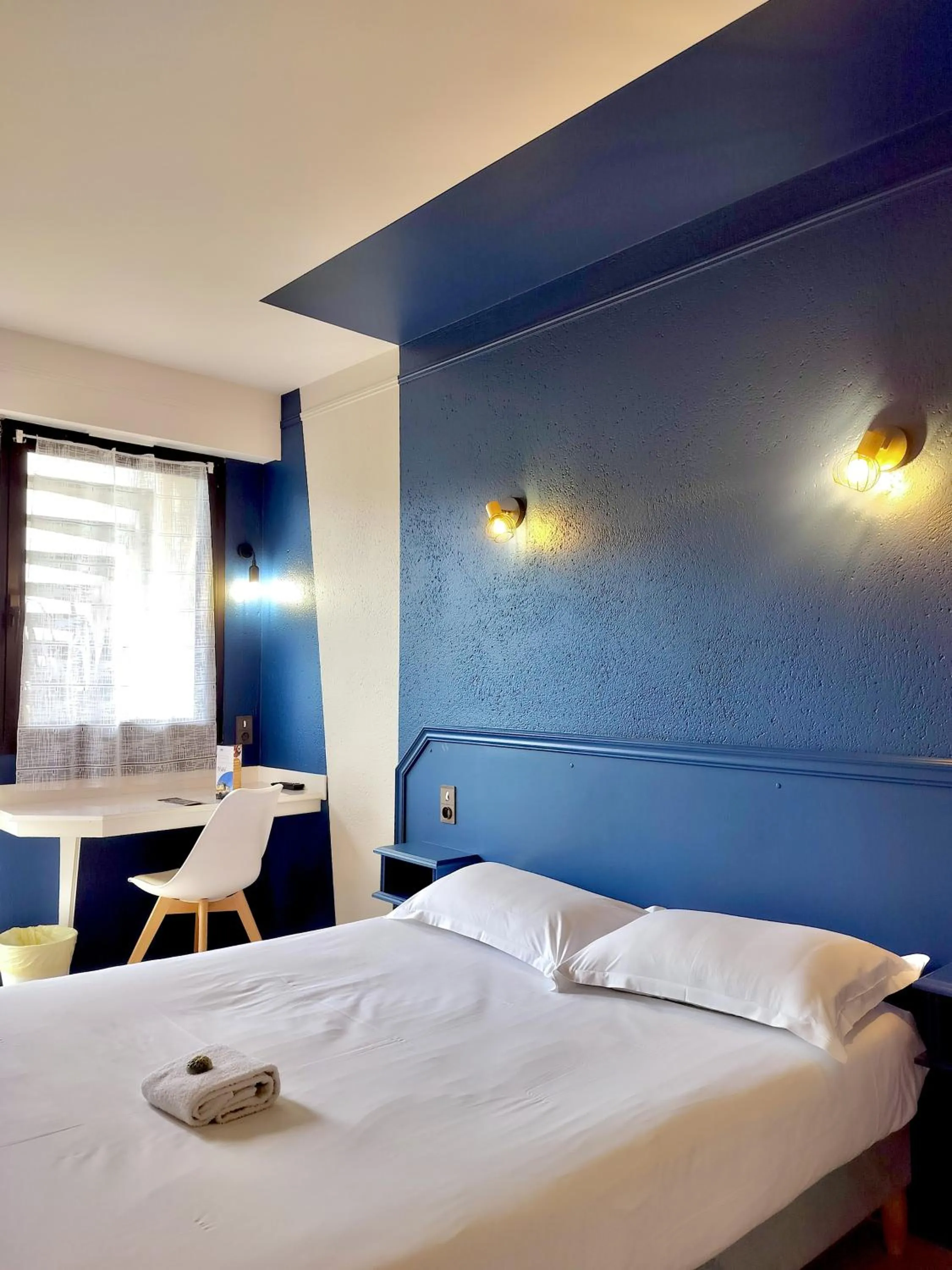 Bed in Hôtel La Tour des Anglais