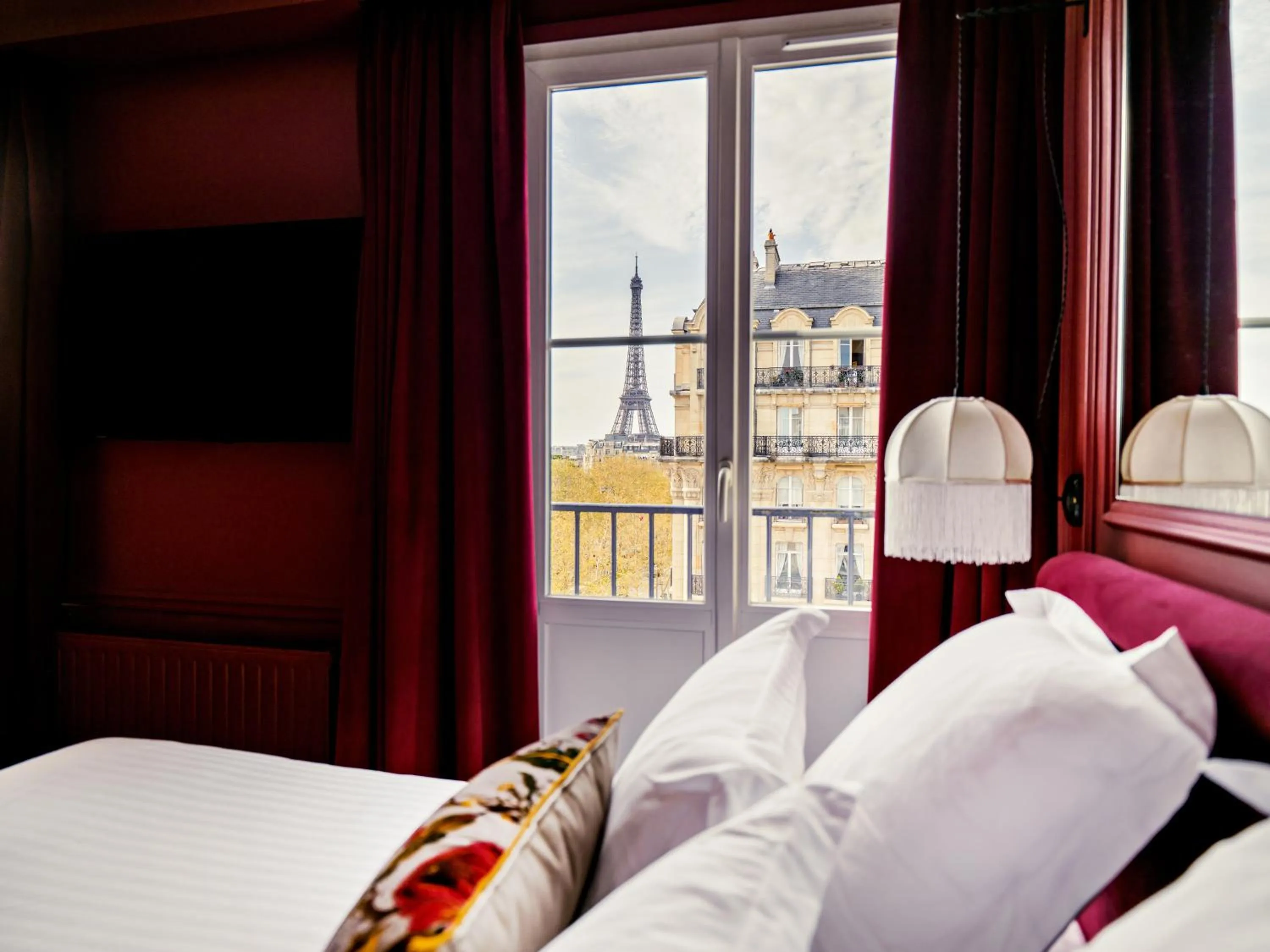View (from property/room), Bed in Hotel Duquesne Eiffel