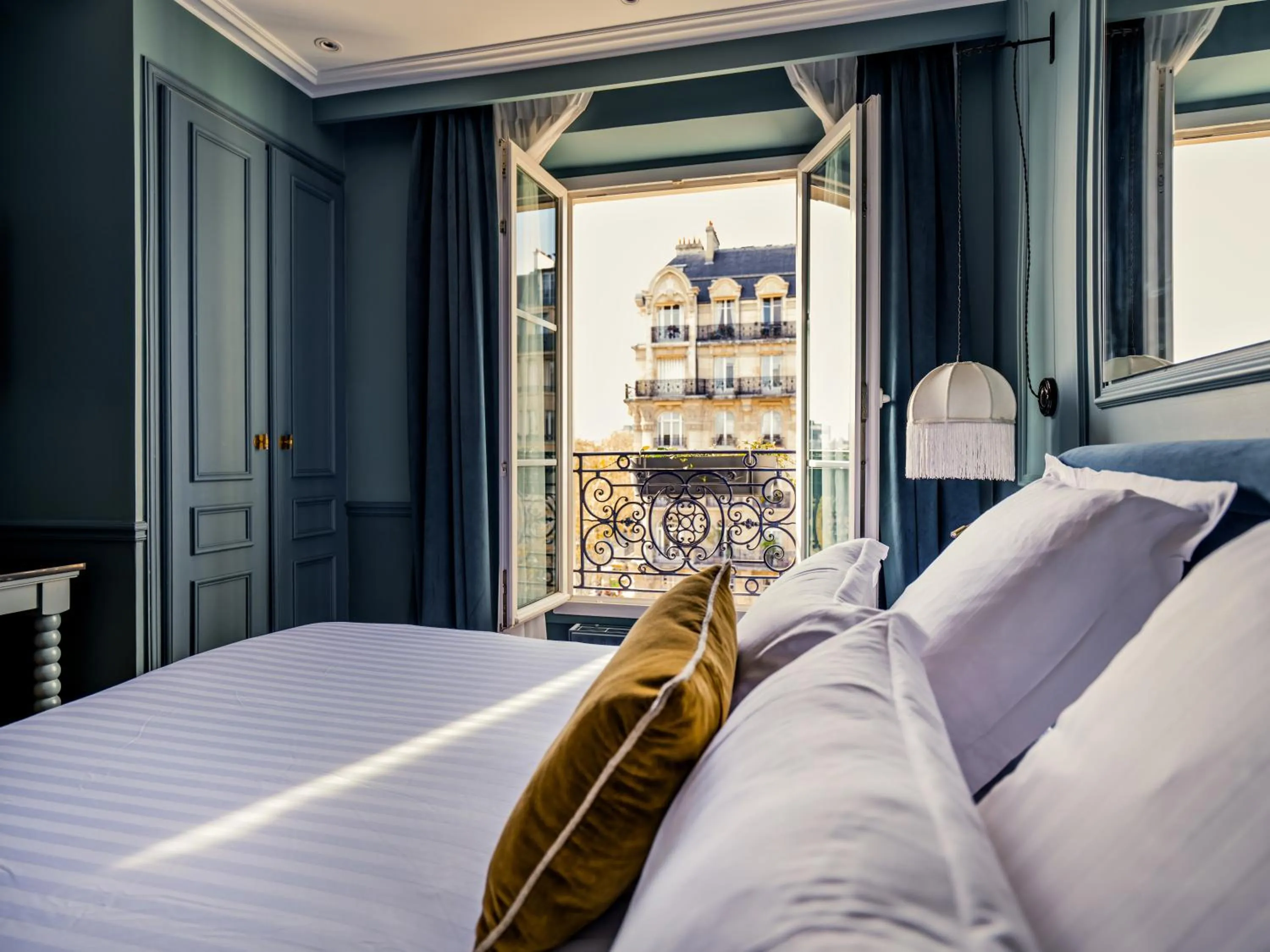 View (from property/room), Bed in Hotel Duquesne Eiffel