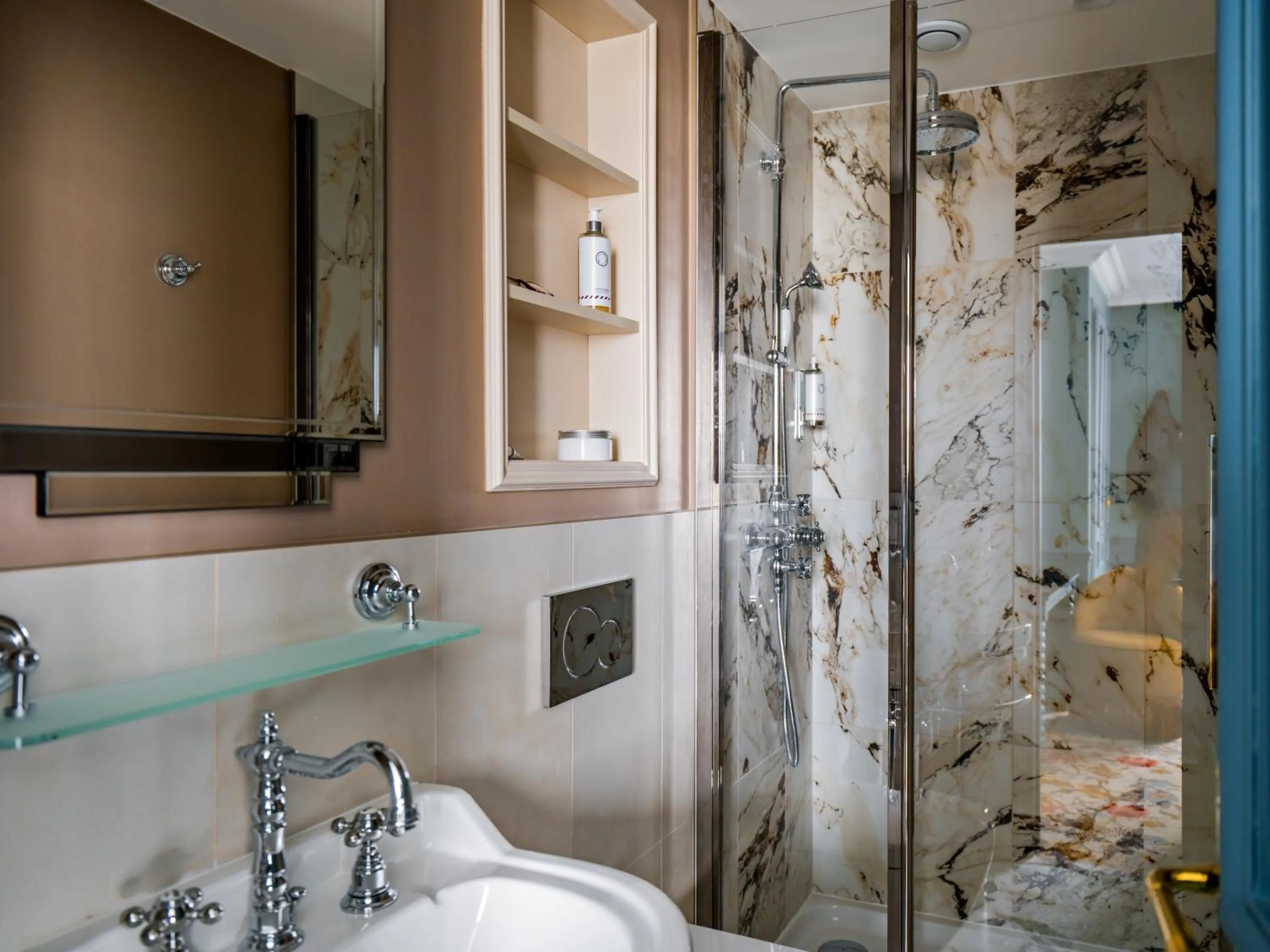 Bathroom in Hotel Duquesne Eiffel