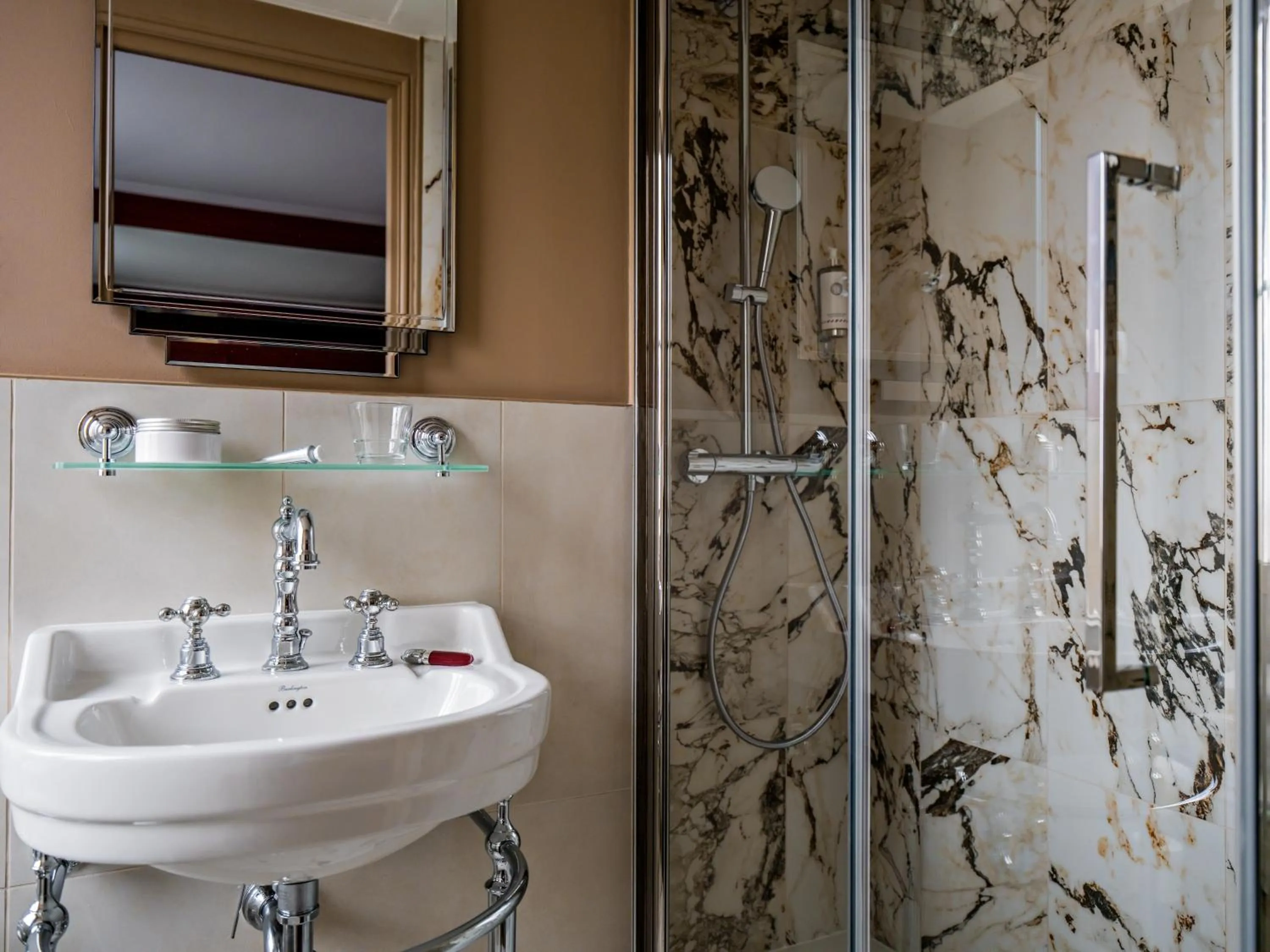 Bathroom in Hotel Duquesne Eiffel