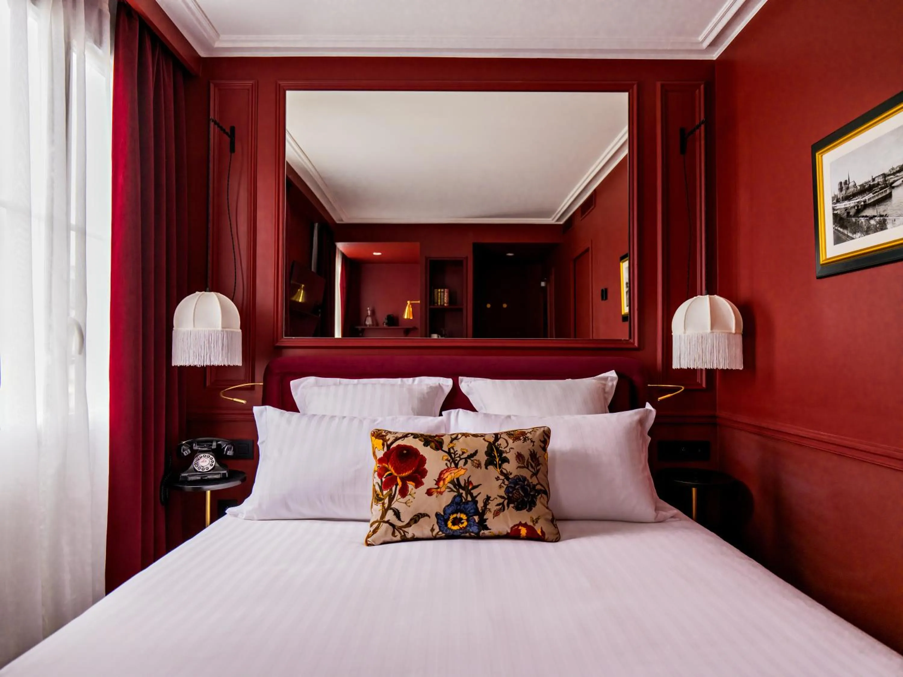 Bed in Hotel Duquesne Eiffel